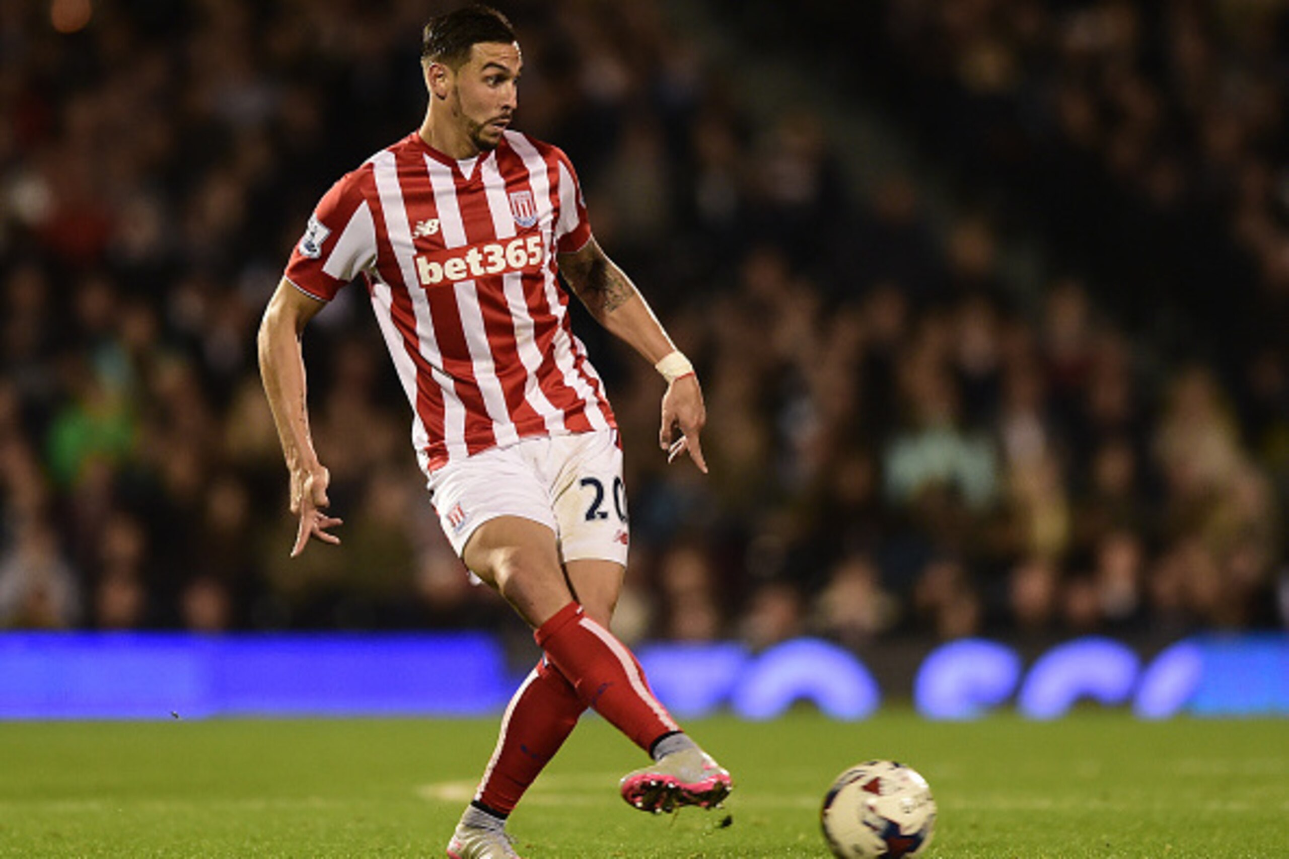 LONDON, ENGLAND - SEPTEMBER 22: Geoff Cameron of Stoke City in action during the Capital One Cup Third Round match between Fulham and Stoke City at Craven Cottage on September 22, 2015 in London, United Kingdom. (Photo by Alex Broadway/Getty Images)