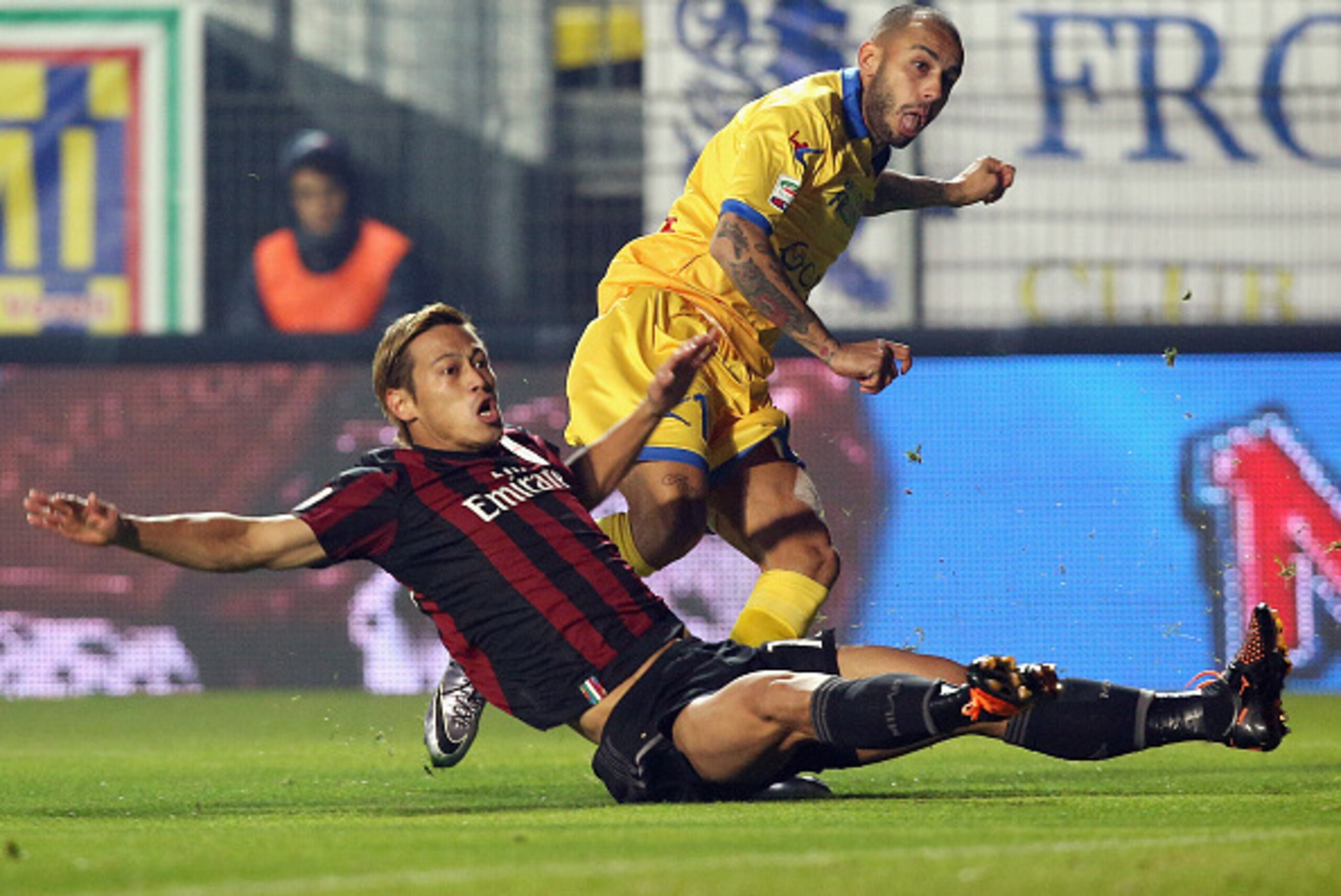 FROSINONE, ITALY - DECEMBER 20:  Keisuke Honda of Milan competes for the ball with Danilo Soddimo of Frosinone during the Serie A match between Frosinone Calcio and AC Milan at Stadio Matusa on December 20, 2015 in Frosinone, Italy.  (Photo by Maurizio La
