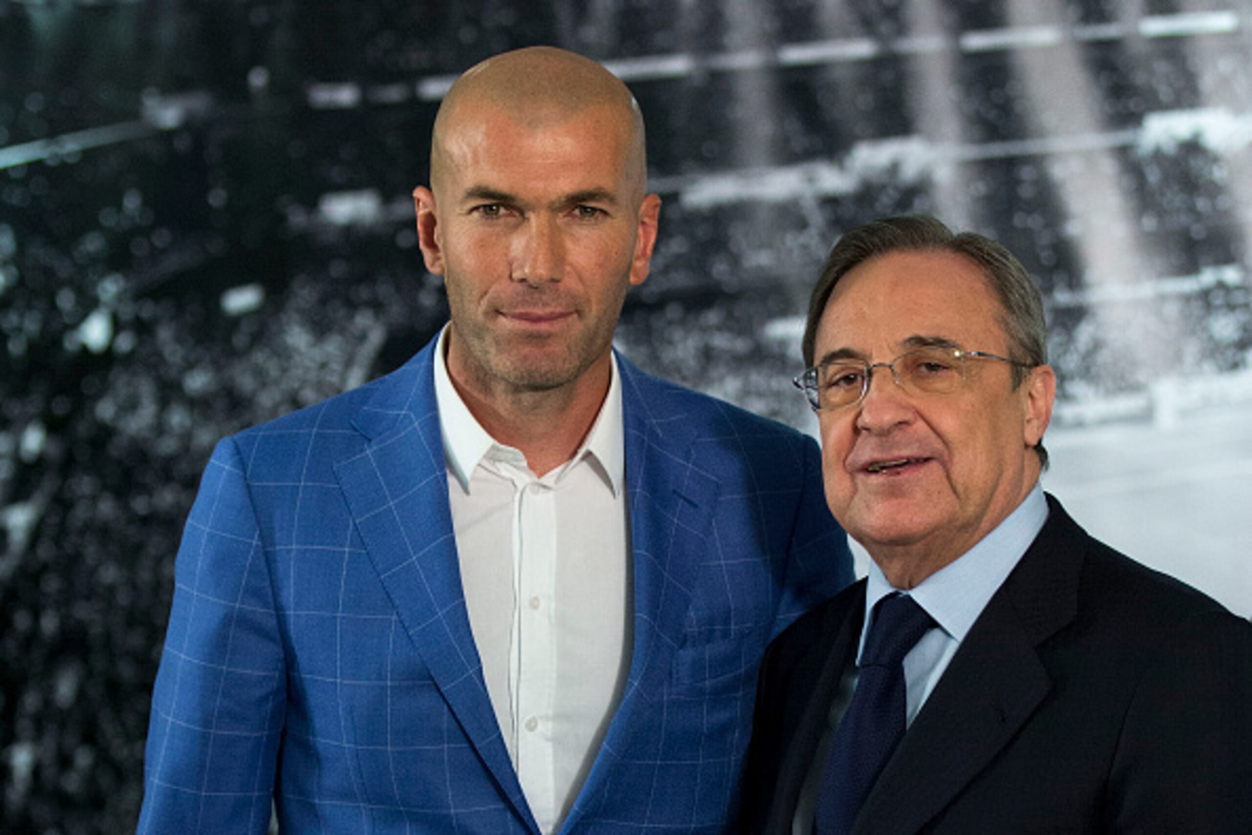 MADRID, SPAIN - JANUARY 04:  Real Madrid CF president Florentino Perez (R) poses for a picture with Zinedine Zidane (L) as new Real Madrid head coach at Santiago Bernabeu Stadium on January 4, 2016 in Madrid, Spain.  (Photo by Gonzalo Arroyo Moreno/Getty 