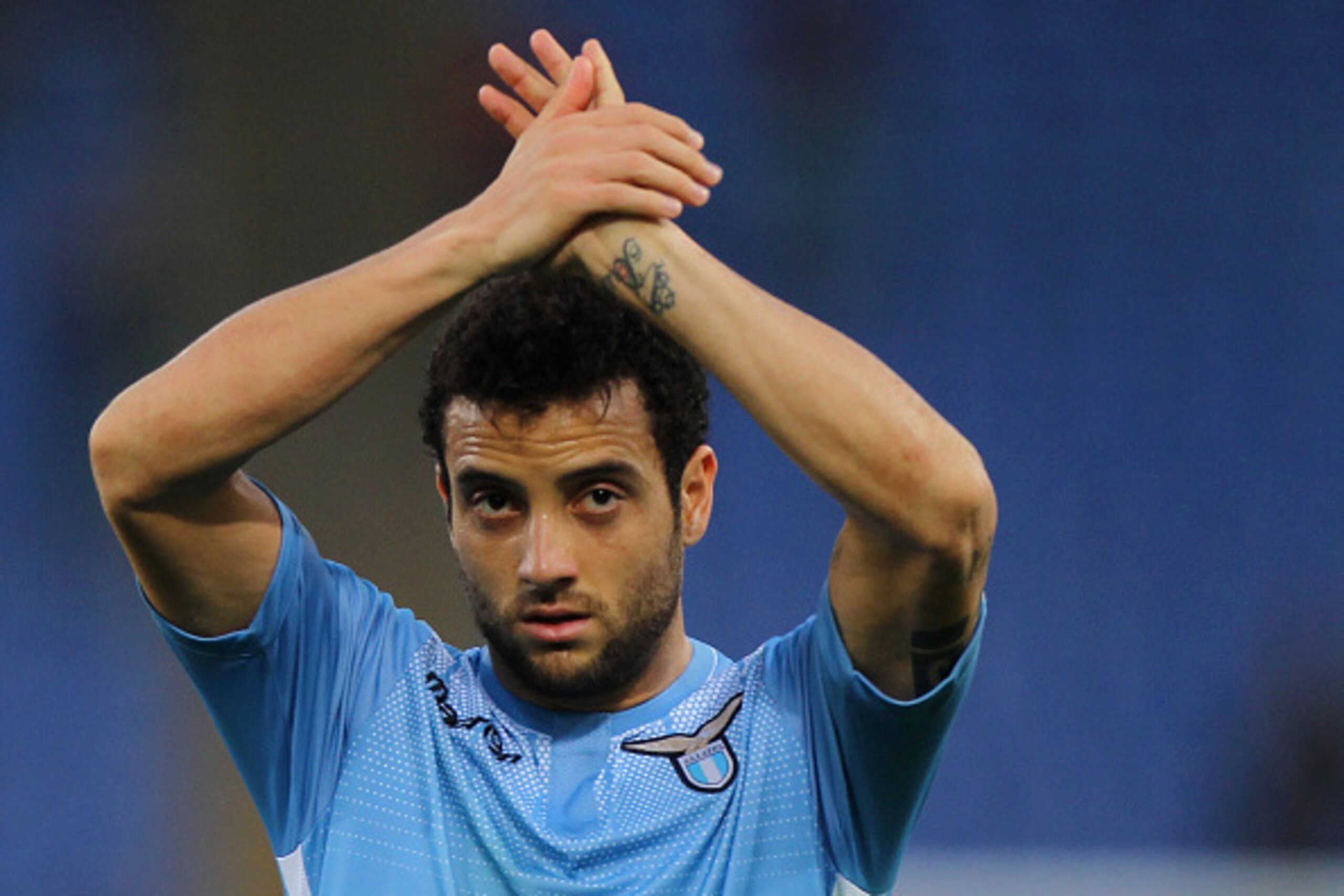 ROME, ITALY - NOVEMBER 08:  Felipe Anderson of SS Lazio greets the fans after the Serie A match between AS Roma and SS Lazio at Stadio Olimpico on November 8, 2015 in Rome, Italy.  (Photo by Paolo Bruno/Getty Images)