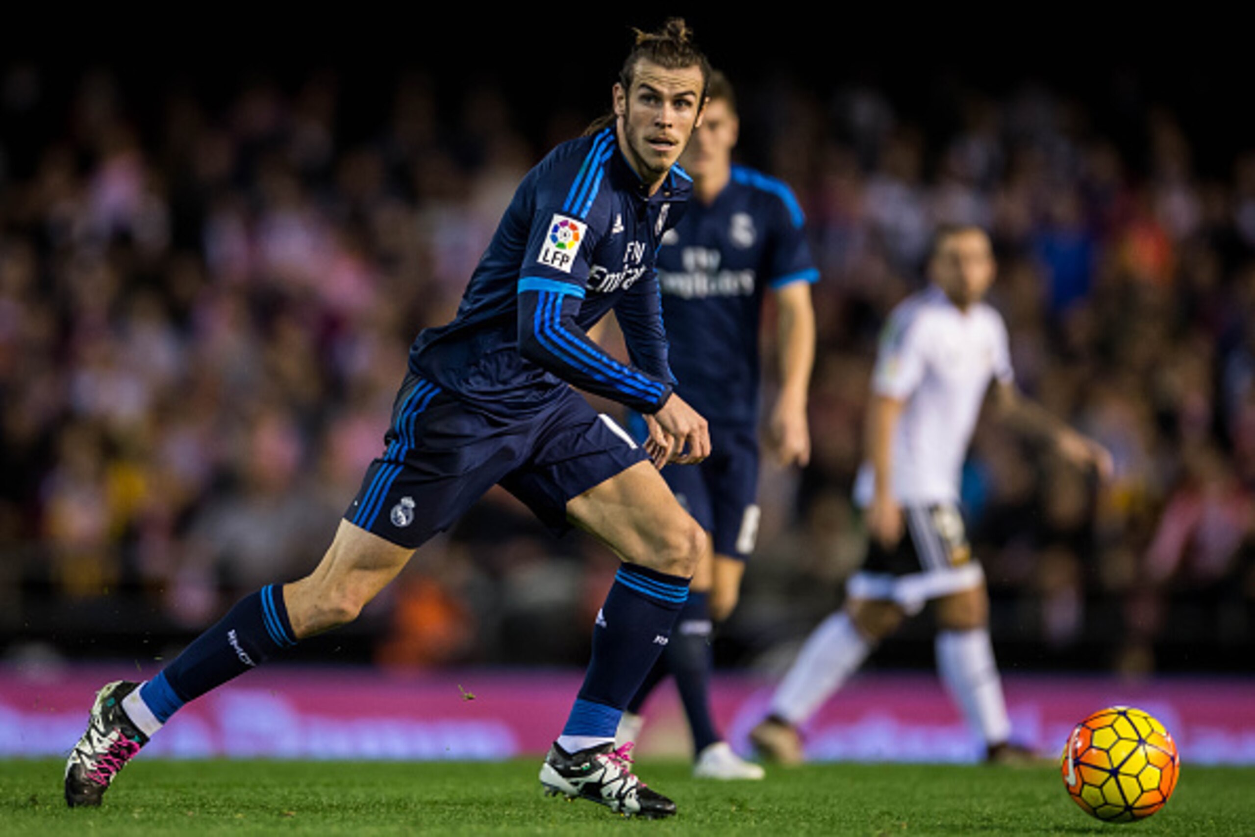 VALENCIA, SPAIN - JANUARY 03:  Gareth Bale of Real Madrid CF in action during the Valencia CF vs Real Madrid CF as part of the Liga BBVA 2015-2016  at Estadi de Mestalla on January 3, 2016 in Valencia, Spain.  (Photo by Aitor Colomer/Power Sport Images/Ge
