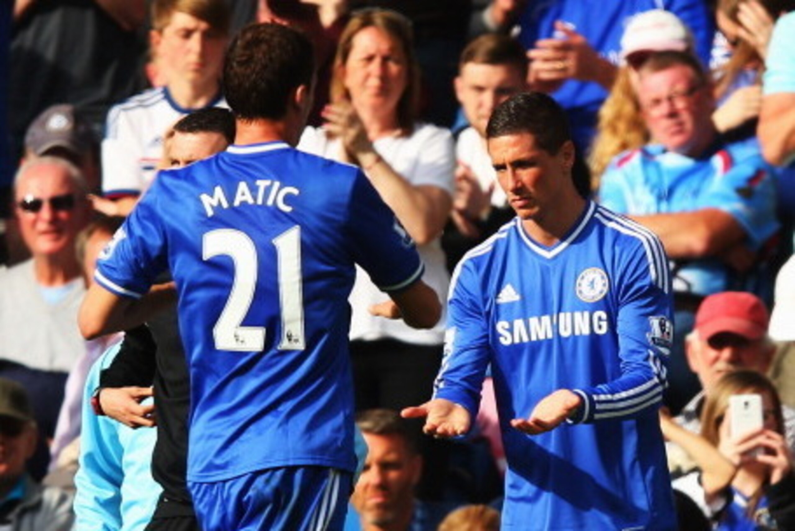 LONDON, ENGLAND - MAY 04:  Nemanja Matic of Chelsea is replaced by Fernando Torres of Chelsea during the Barclays Premier League match between Chelsea and Norwich City at Stamford Bridge on May 4, 2014 in London, England.  (Photo by Clive Rose/Getty Image