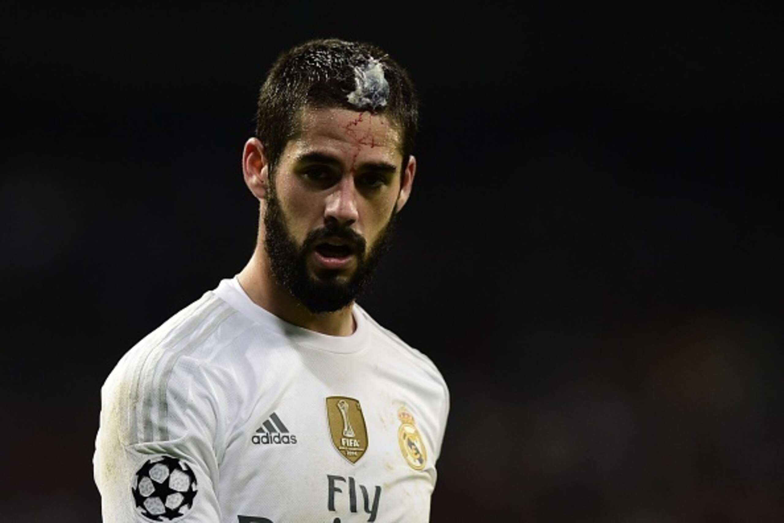 Real Madrid's midfielder Isco looks on with a bleeding injury to his head during the UEFA Champions League football match Real Madrid CF vs Paris Saint-Germain (PSG) at the Santiago Bernabeu stadium in Madrid on November 3, 2015.   AFP PHOTO / JAVIER SORI