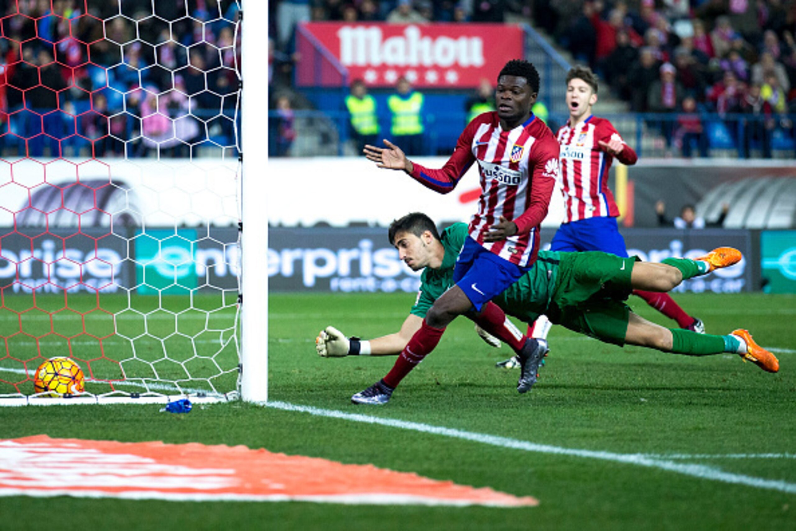 MADRID, SPAIN - JANUARY 02: Thomas Teye Partey of Atletico de Madrid scores their opening goal during the La Liga match between Club Atletico de Madrid and Levante UD at Vicente Calderon Stadium on January 2, 2016 in Madrid, Spain.  (Photo by Gonzalo Arro