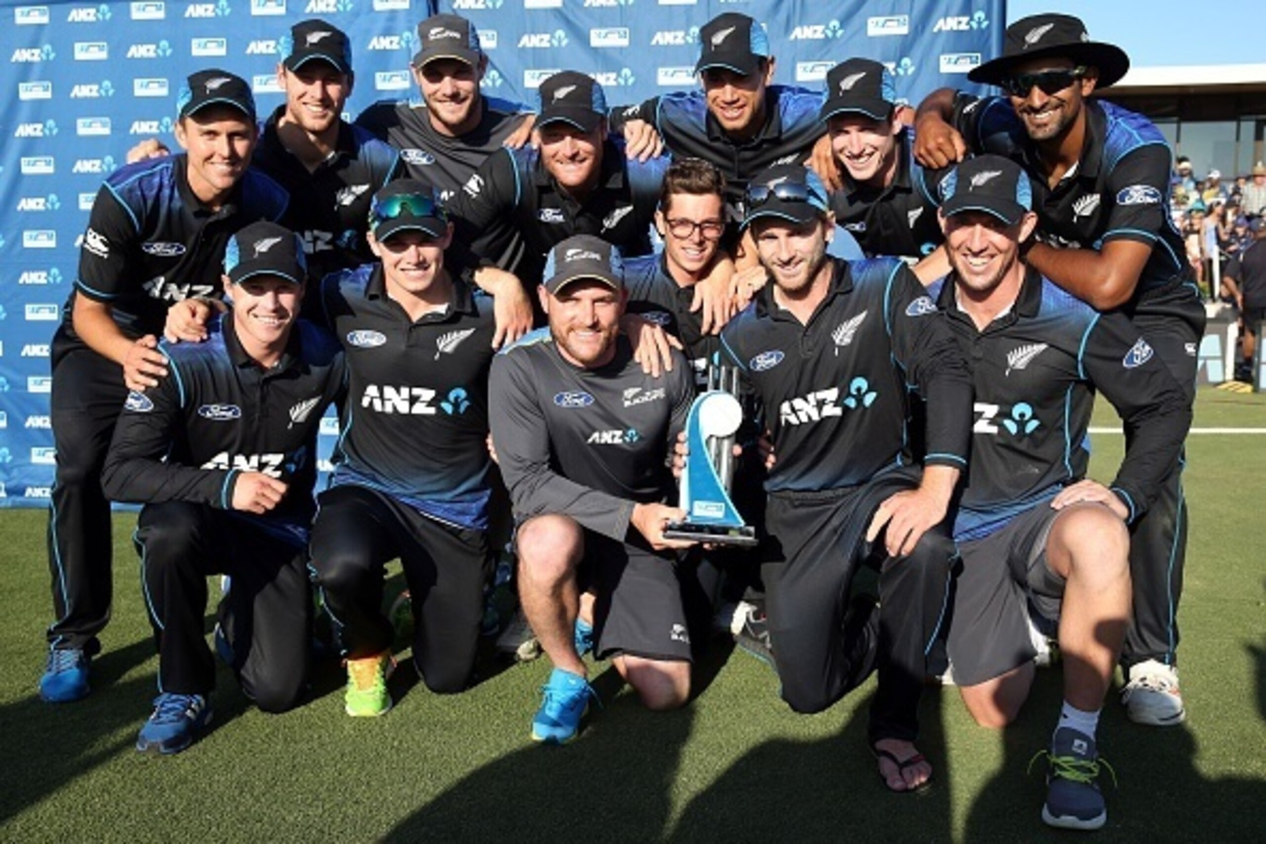 New Zealand celebrate winning the series 3-1 after the fifth one day international cricket match between New Zealand and Sri Lanka at the Bay Oval in Mount Maunganui on January 5, 2016. AFP PHOTO / MICHAEL BRADLEY / AFP / MICHAEL BRADLEY        (Photo cre