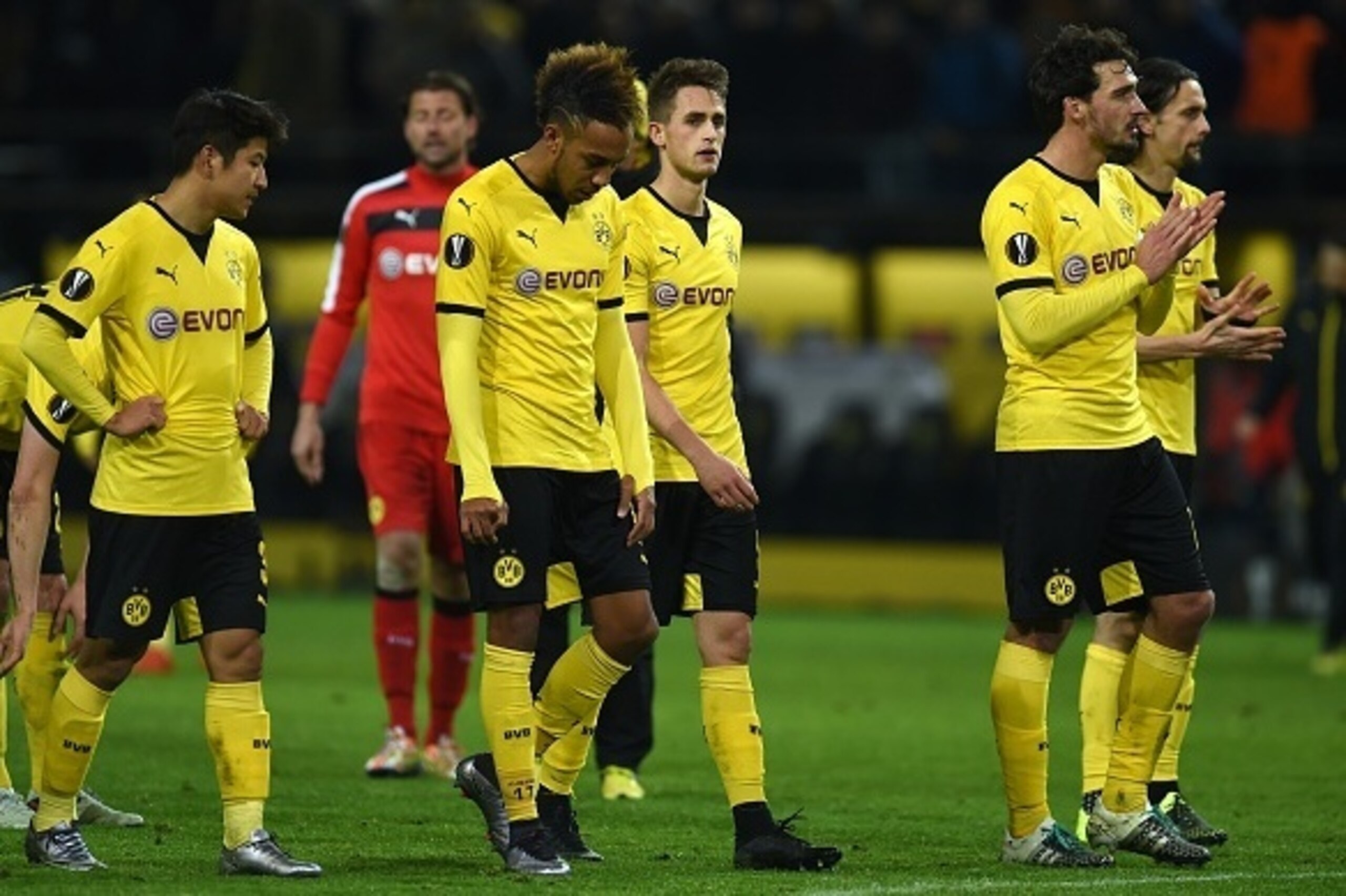 Dortmund´s players react after the UEFA Europa League football match between Borussia Dortmund and PAOK FC at BVB Stadion Dortmund in Dortmund on December 10, 2015.  AFP PHOTO / PATRIK STOLLARZ / AFP / PATRIK STOLLARZ        (Photo credit should read PATR