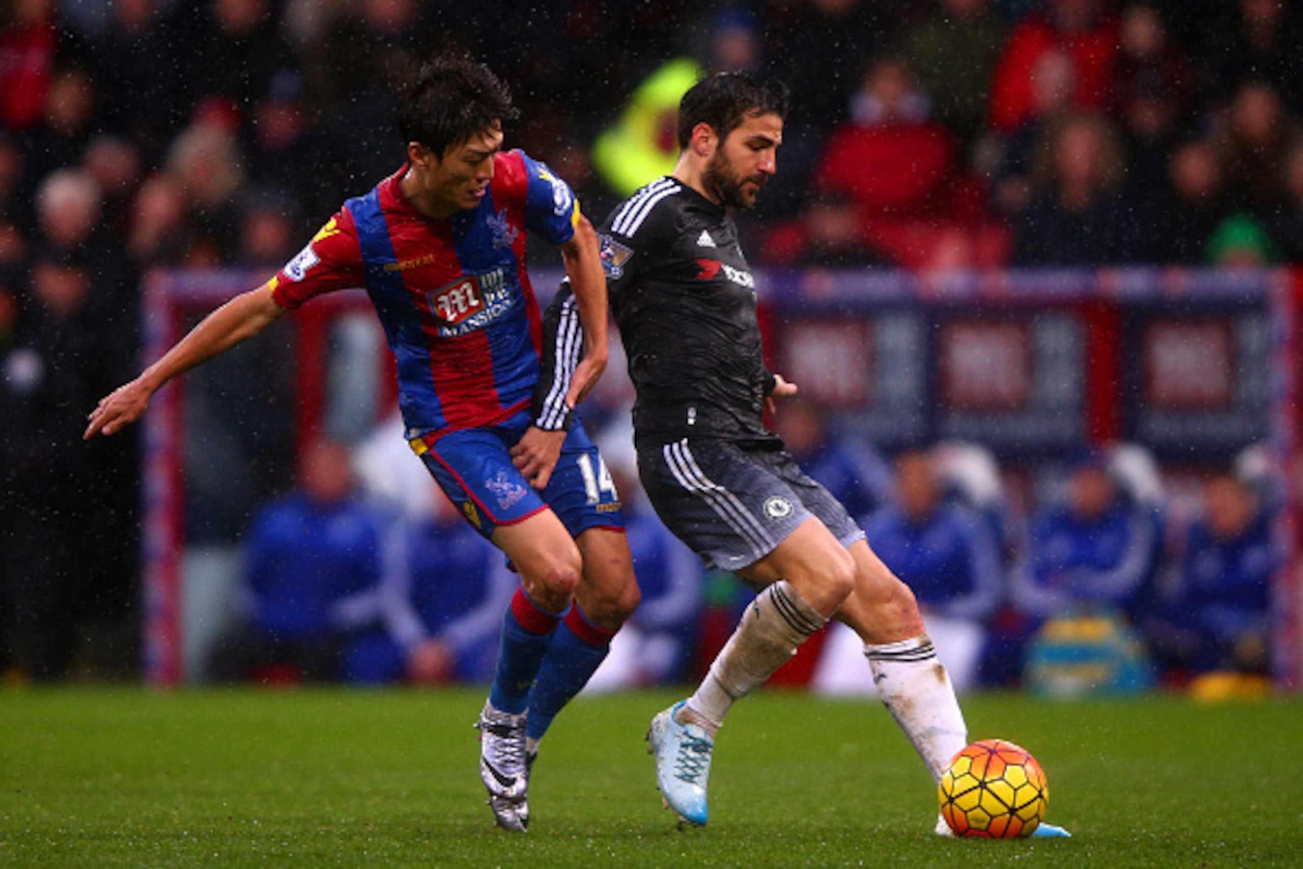 LONDON, ENGLAND - JANUARY 03:  Cesc Fabregas of Chelsea battles for the ball with Chung-Yong Lee of Crystal Palace during the Barclays Premier League match between Crystal Palace and Chelsea at Selhurst Park on January 3, 2016 in London, England.  (Photo 