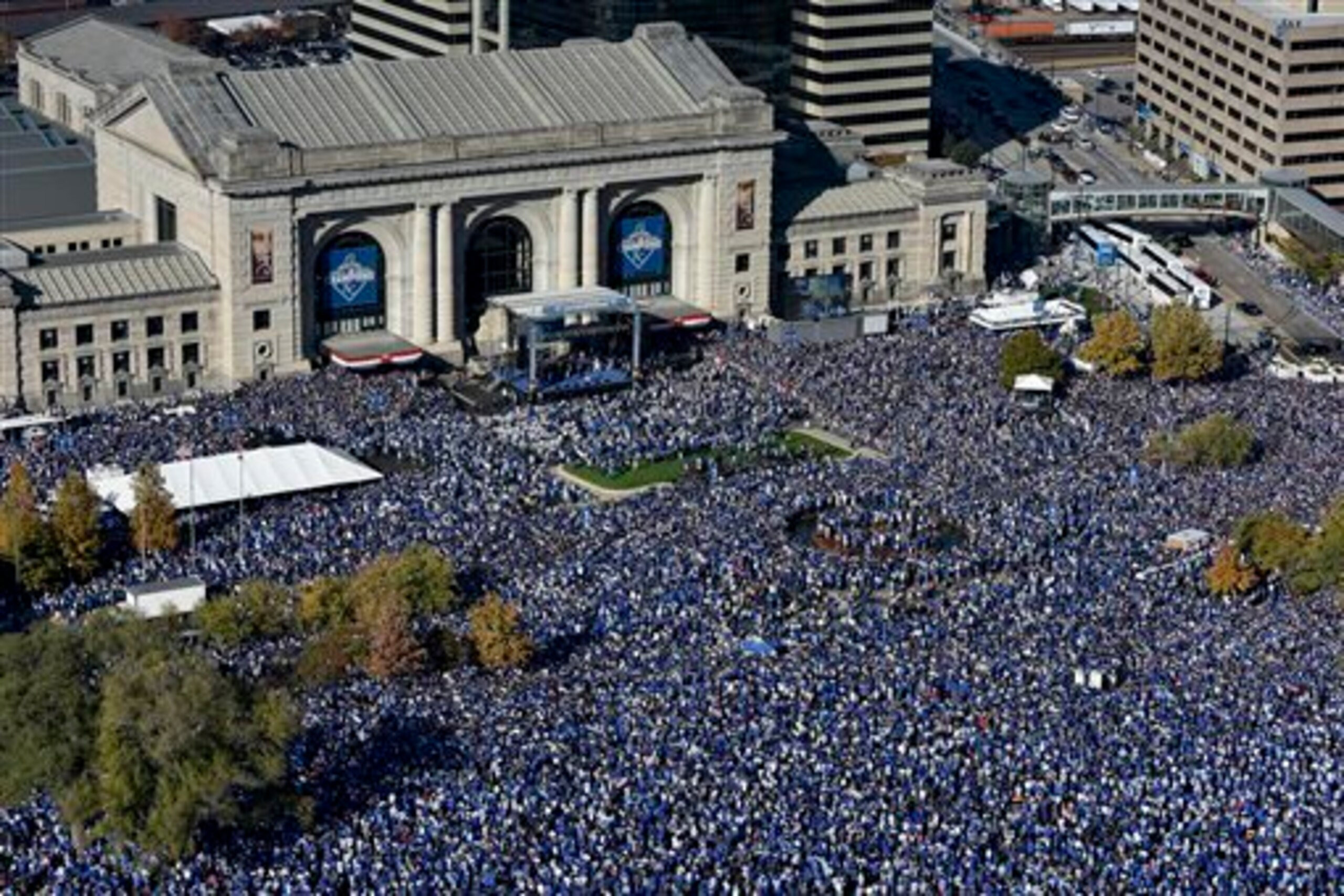 By keeping Alex Gordon, the Royals kept alive hopes for another celebration.
