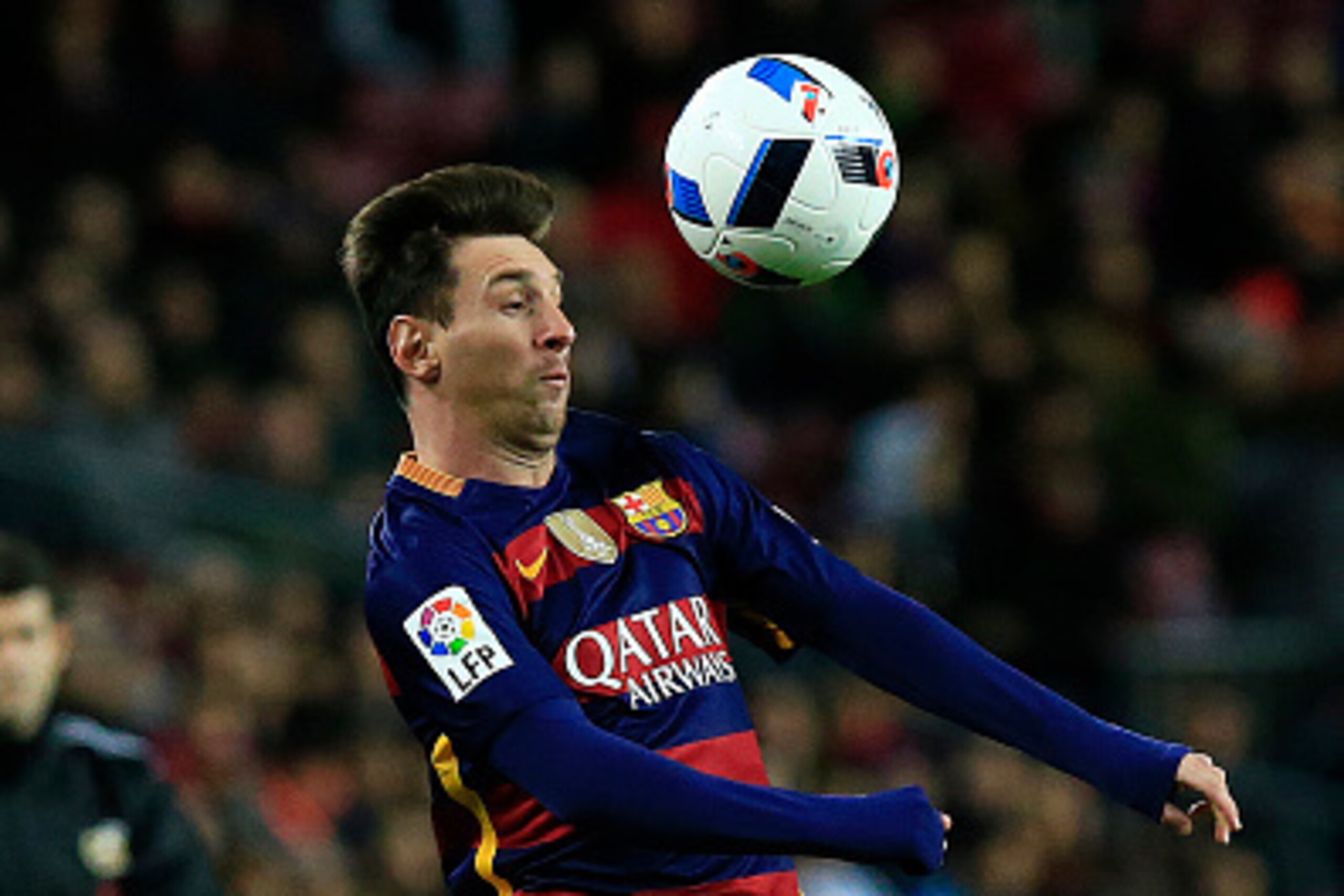 Barcelona's Argentinian forward Lionel Messi controls the ball during the Spanish Copa del Rey (King's Cup) round of 16 first leg football match FC Barcelona vs RCD Espanyol at the Camp Nou stadium in Barcelona on January 6, 2016.   AFP PHOTO/ PAU BARRENA