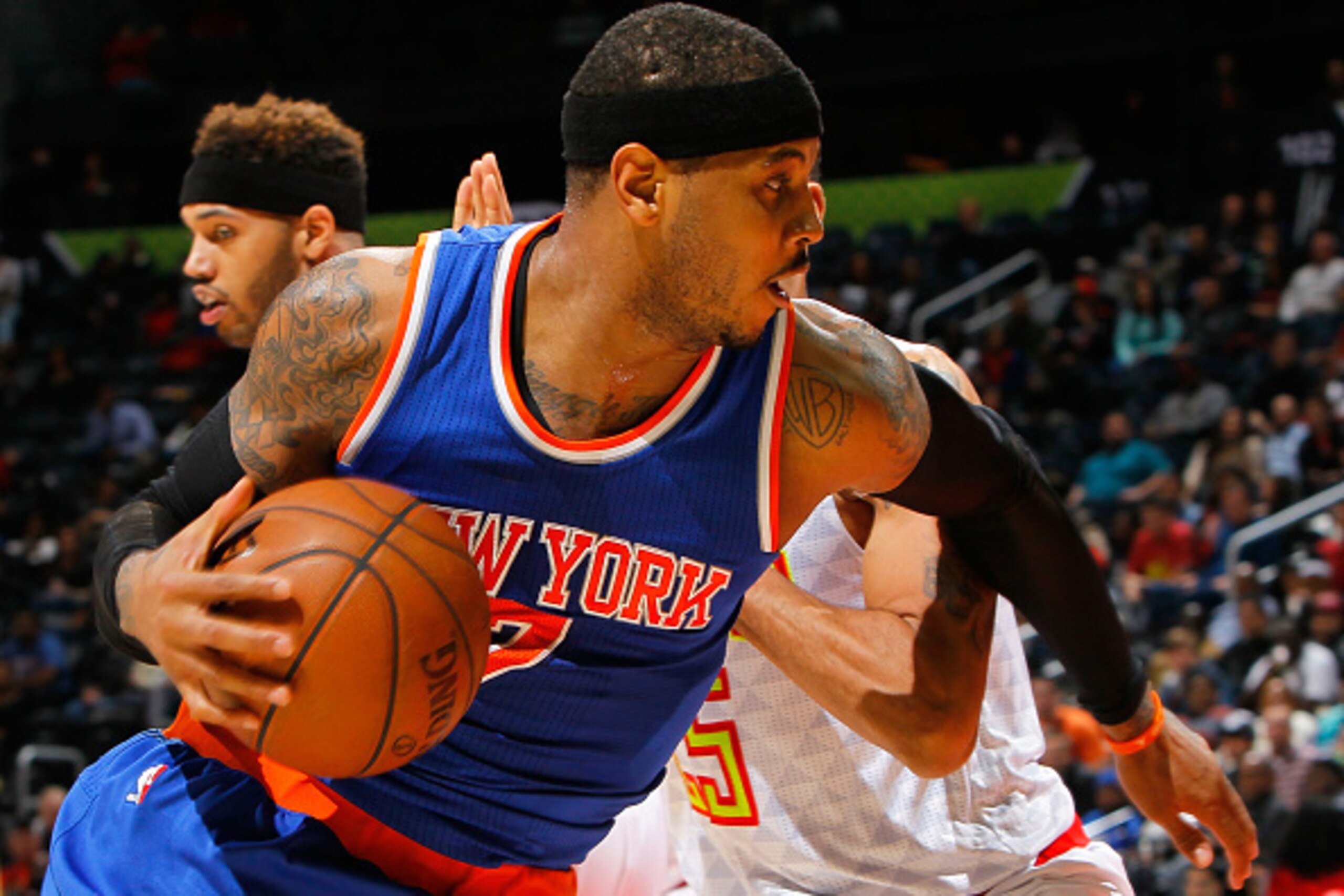 ATLANTA, GA - JANUARY 05:  Carmelo Anthony #7 of the New York Knicks drives against Thabo Sefolosha #25 of the Atlanta Hawks at Philips Arena on January 5, 2016 in Atlanta, Georgia.  NOTE TO USER User expressly acknowledges and agrees that, by downloading
