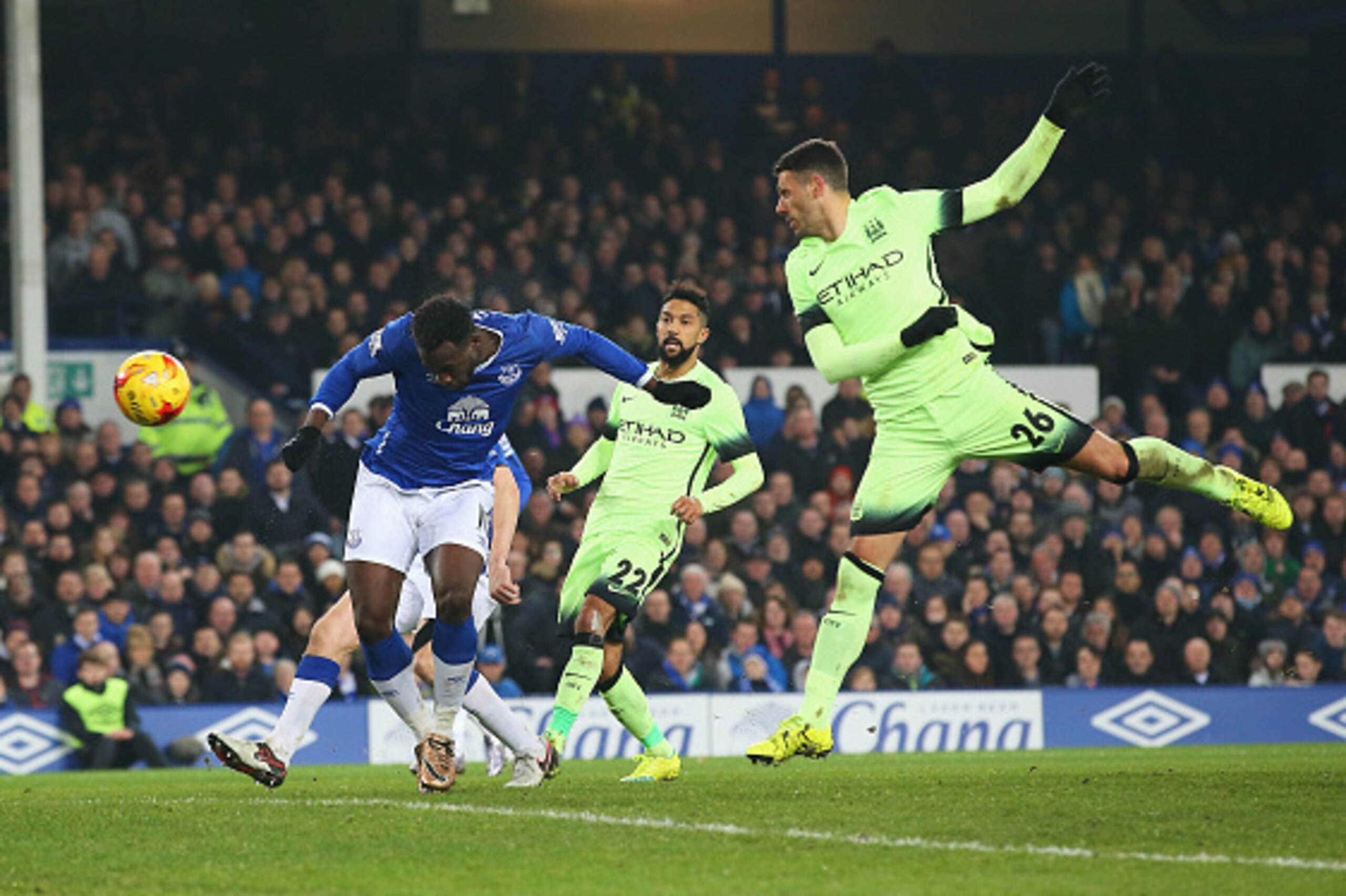 LIVERPOOL, ENGLAND - JANUARY 06: Romelu Lukaku of Everton scores his team's second goal during the Capital One Cup Semi Final First Leg match between Everton and Manchester City at Goodison Park on January 6, 2016 in Liverpool, England.  (Photo by Alex Li
