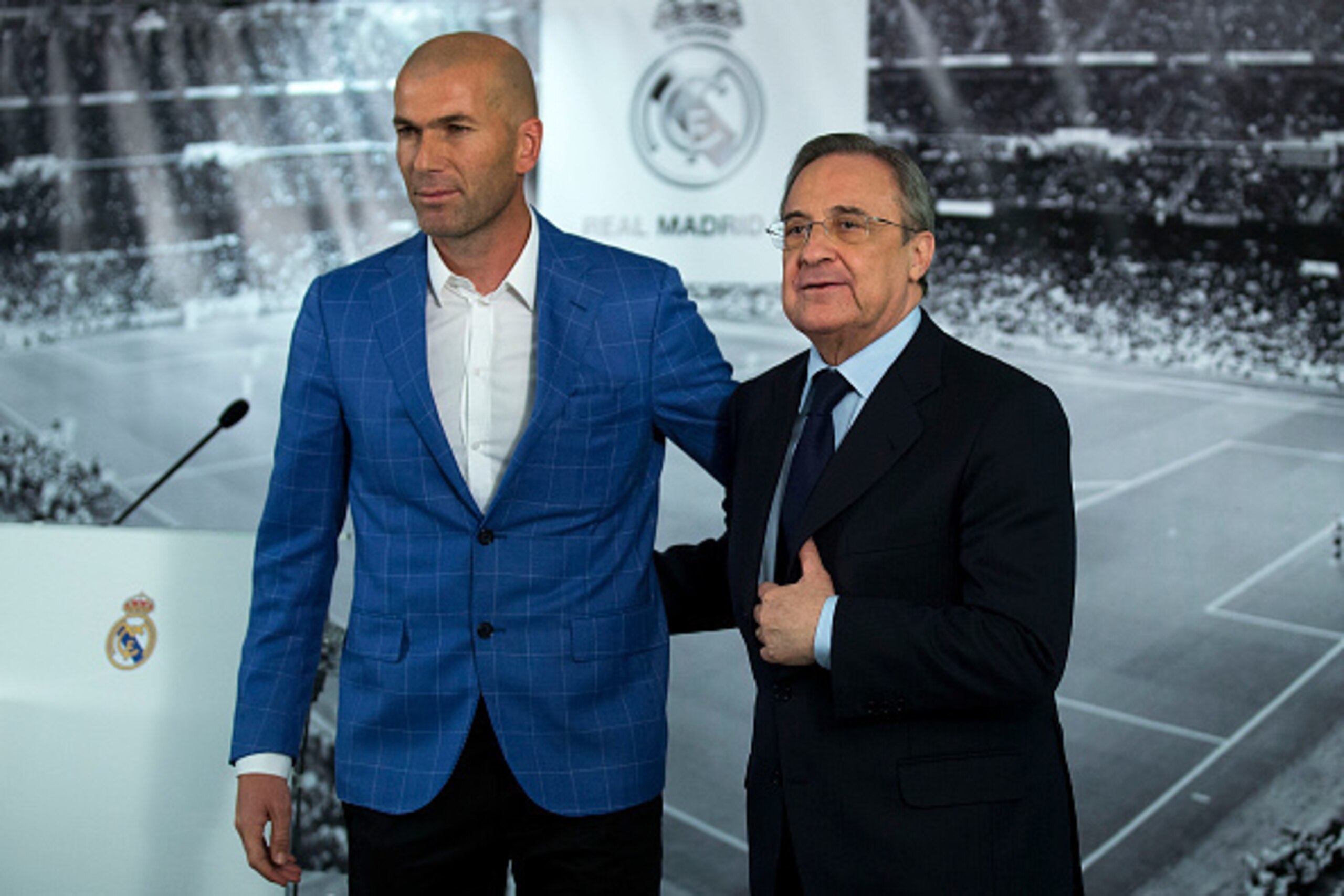 MADRID, SPAIN - JANUARY 04:  Real Madrid CF president Florentino Perez (R) poses for a picture with Zinedine Zidane (L) as new Real Madrid head coach at Santiago Bernabeu Stadium on January 4, 2016 in Madrid, Spain.  (Photo by Gonzalo Arroyo Moreno/Getty 