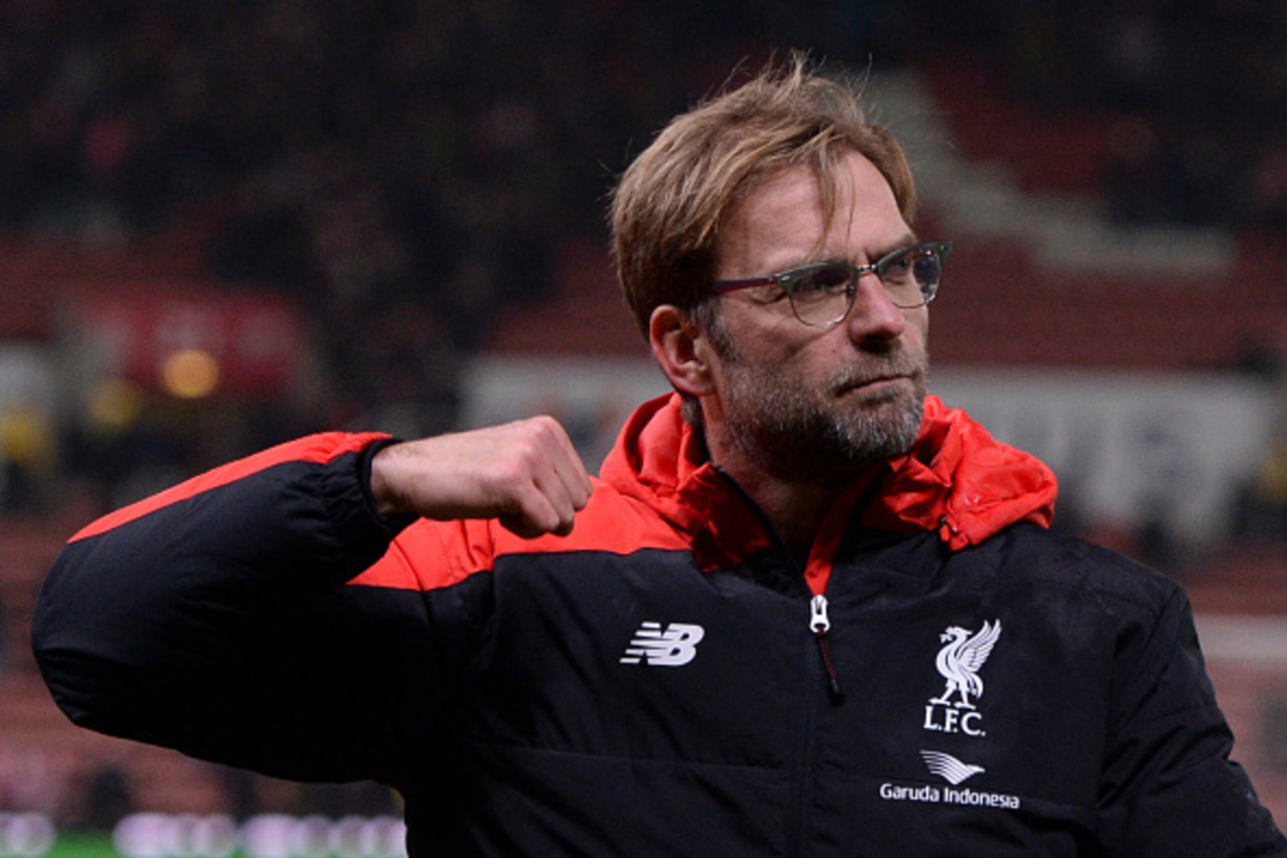 Liverpool's German manager Jurgen Klopp leaves the field after the final whistle at the end of the English League Cup semi-final first leg football match at Britannia Stadium in Stoke-on-Trent, central England, on January 5, 2016.  AFP PHOTO / OLI SCARFF
