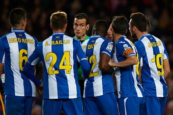 BARCELONA, SPAIN - JANUARY 06:  RCD espanyol players argue with the referee Juan Martinez Munuera during the Copa del Rey Round of 16 match between FC Barcelona and Real CD Espanyol at Camp Nou on January 6, 2016 in Barcelona, Spain.  (Photo by Manuel Que