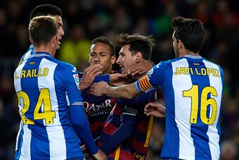 BARCELONA, SPAIN - JANUARY 06:  Lionel Messi of FC Barcelona argues with Enzo Roco of Espanyol during the Copa del Rey Round of 16 match between FC Barcelona and Real CD Espanyol at Camp Nou on January 6, 2016 in Barcelona, Spain.  (Photo by Manuel Queima