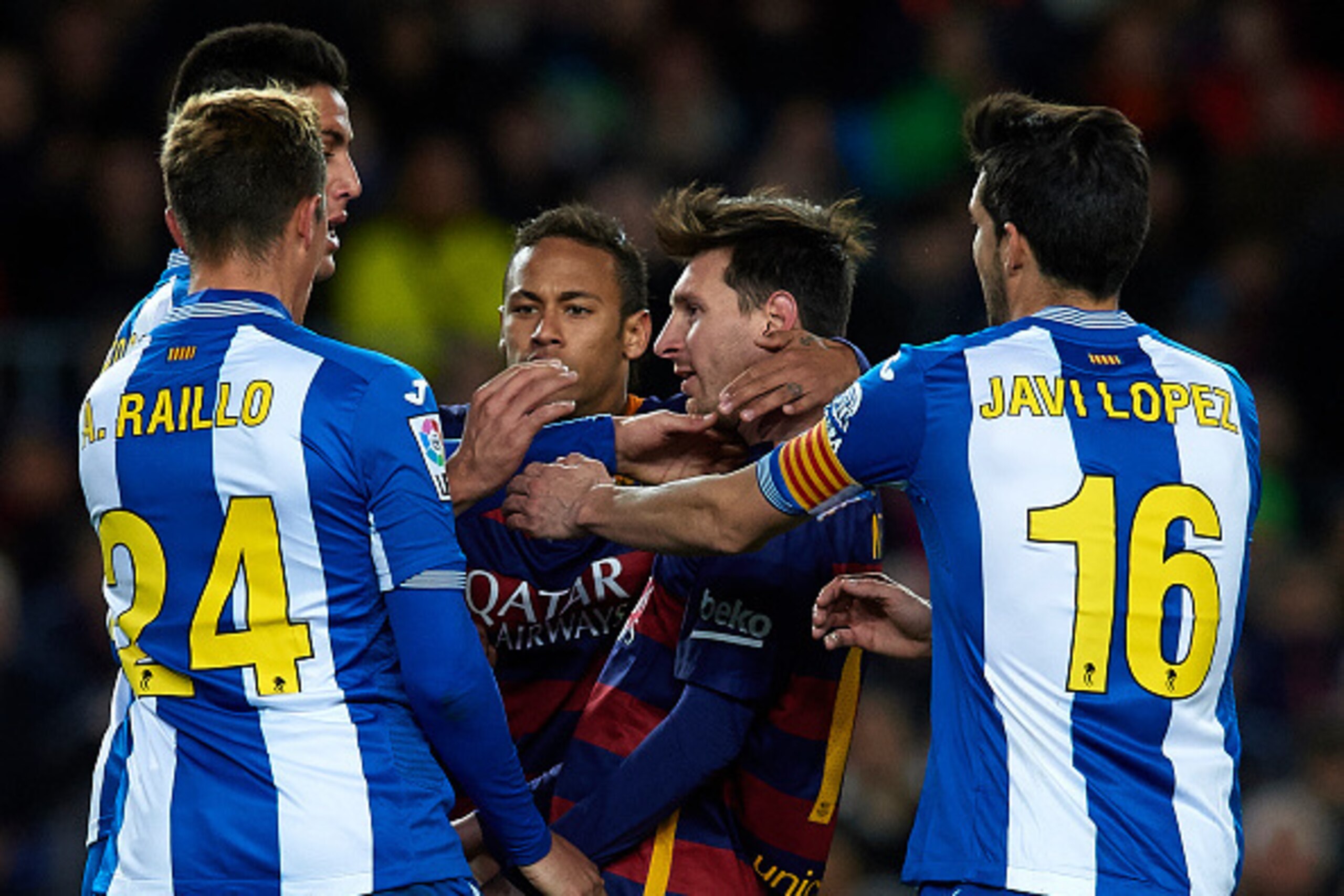 BARCELONA, SPAIN - JANUARY 06:  Lionel Messi of FC Barcelona argues with Enzo Roco of Espanyol during the Copa del Rey Round of 16 match between FC Barcelona and Real CD Espanyol at Camp Nou on January 6, 2016 in Barcelona, Spain.  (Photo by Manuel Queima