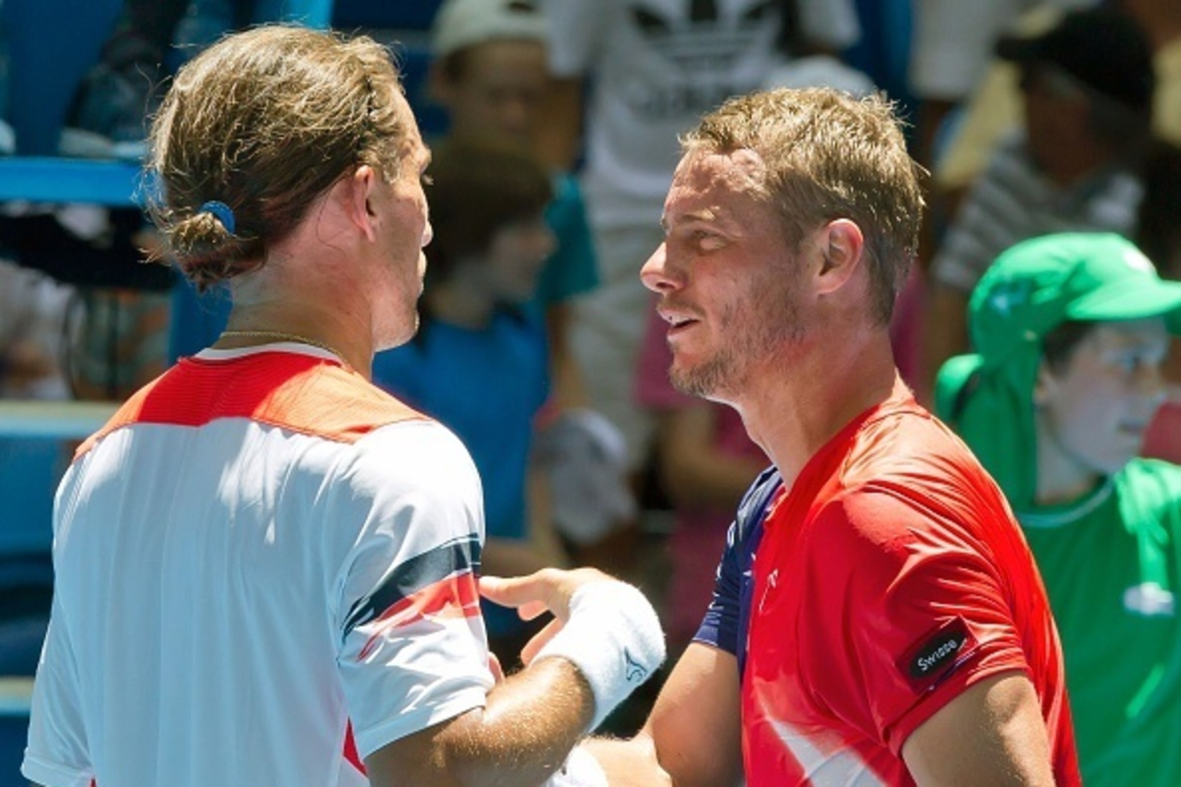 Alexander Dolgopolov of Ukraine (L) celebrates his victory against Lleyton Hewitt of the Australia Gold team (R) during their ninth session men's singles match on day five of the Hopman Cup tennis tournament in Perth on January 7, 2016.     AFP PHOTO / To