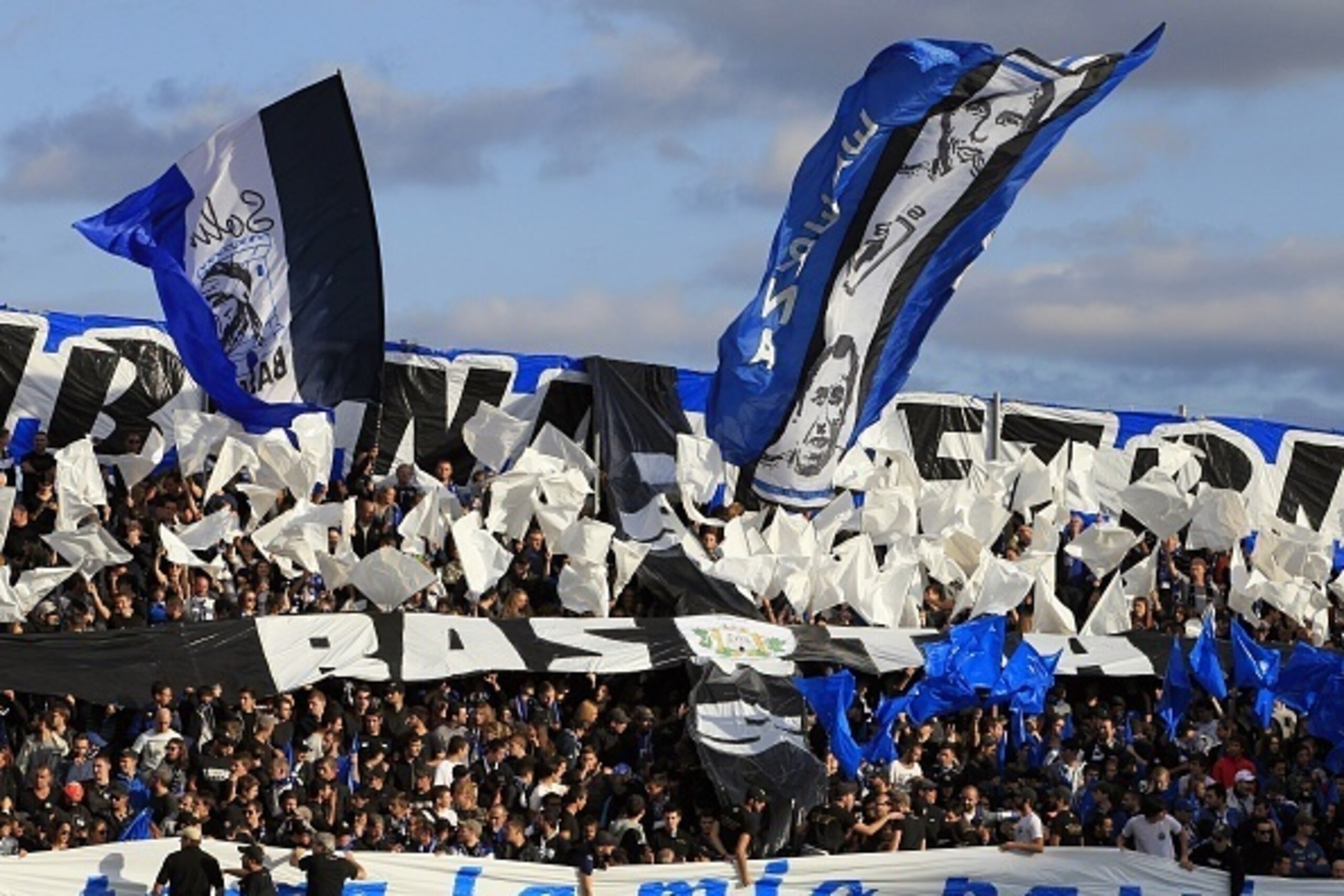 Bastia's supporters cheer their team before the L1 football match Bastia (SCB) against Paris (PSG) on October 17, 2015, at the Armand Cesari stadium in Bastia, on the French Mediterranean island of Corsica. AFP PHOTO / PASCAL POCHARD-CASABIANCA        (Ph