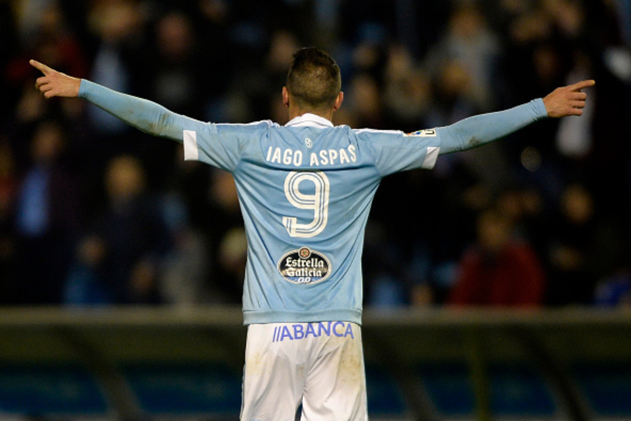 Celta Vigo's forward Iago Aspas celebrates after scoring a goal during the Spanish league football match Celta Vigo vs Real CD Espanyol at the Balaidos stadium in Vigo on December 12, 2015.  AFP PHOTO / MIGUEL RIOPA / AFP / MIGUEL RIOPA        (Photo cred