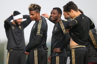 Juventus' defender Mario Lemina from France (2nd L) and Juventus' midfielder Kwadwo Asamoah from Ghana (C) take part in a training session on the eve of the UEFA Champions League football match Juventus Vs Borussia Moenchengladbach on October 20, 2015 at 