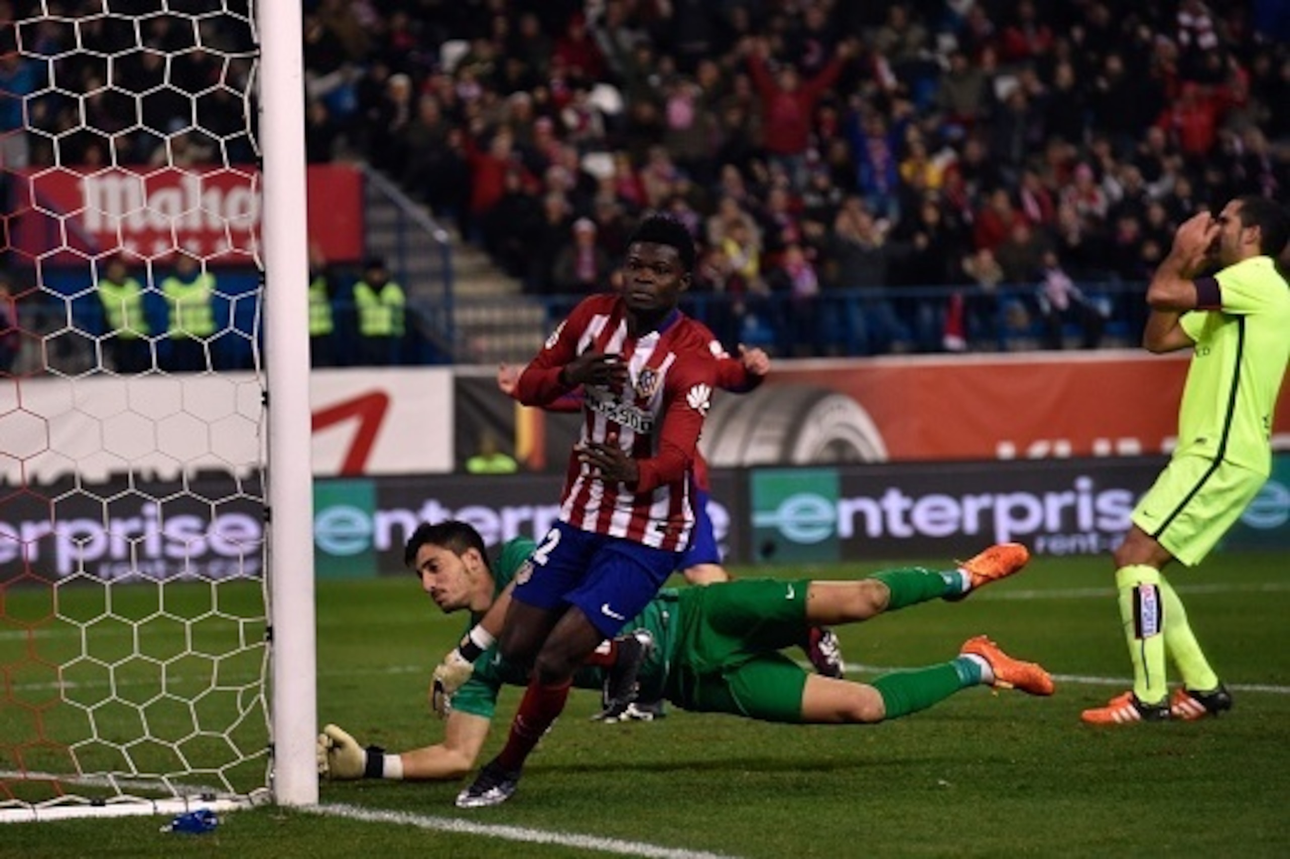 Atletico Madrid's Ghanaian midfielder Thomas Partey (C) scores a goal next to Levante's goalkeeper Diego Marino (L) and Levante's midfielder Verza during the Spanish league football match Club Atletico de Madrid vs Levante UD at the Vicente Calderon stadi