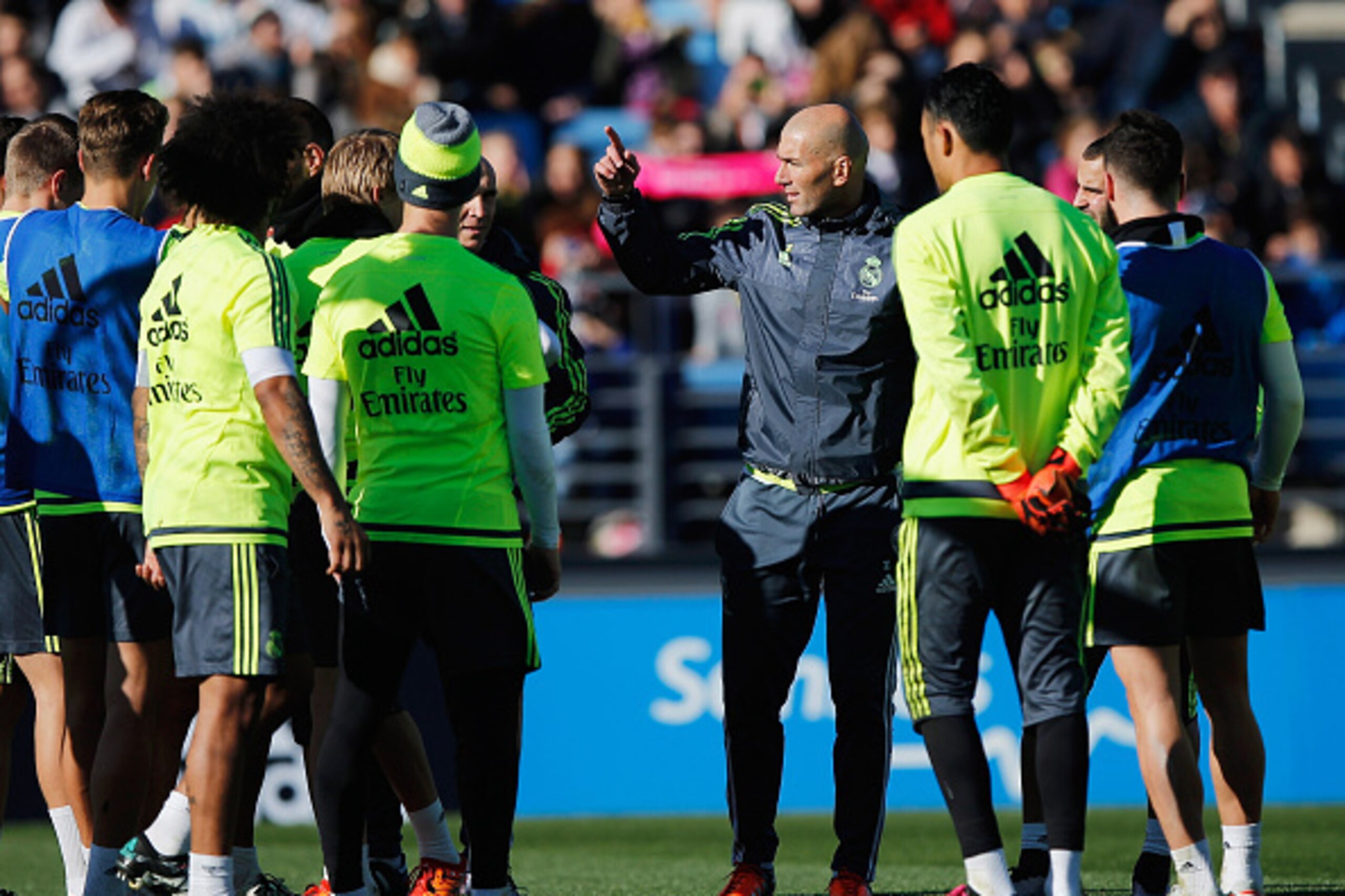 MADRID, SPAIN - JANUARY 05:  Newly appointed manager of Real Madrid Zinedine Zidane (C) talks to his players during a Real Madrid training session at Valdebebas training ground on January 5, 2016 in Madrid, Spain.  (Photo by Gonzalo Arroyo Moreno/Getty Im