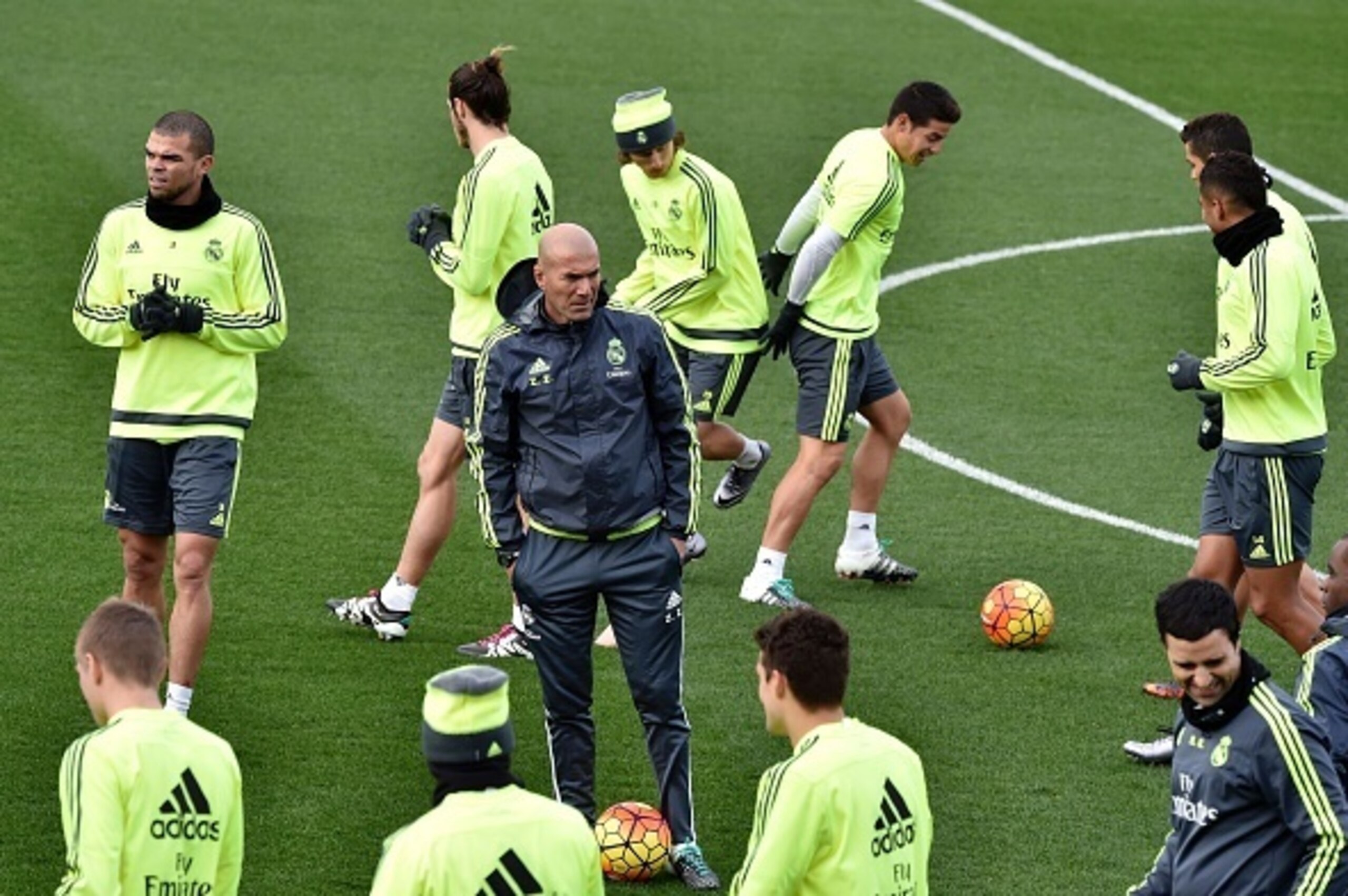 Real Madrid's new French coach Zinedine Zidane (C) looks at his players during a training session at the Valdebebas training ground in Madrid on January 8, 2016. AFP PHOTO / GERARD JULIEN / AFP / GERARD JULIEN (Photo credit should read GERARD JUL Real Madrid's new French coach Zinedine Zidane (C) looks at his players during a training session at the Valdebebas training ground in Madrid on January 8, 2016. AFP PHOTO / GERARD JULIEN / AFP / GERARD JULIEN (Photo credit should read GERARD JUL