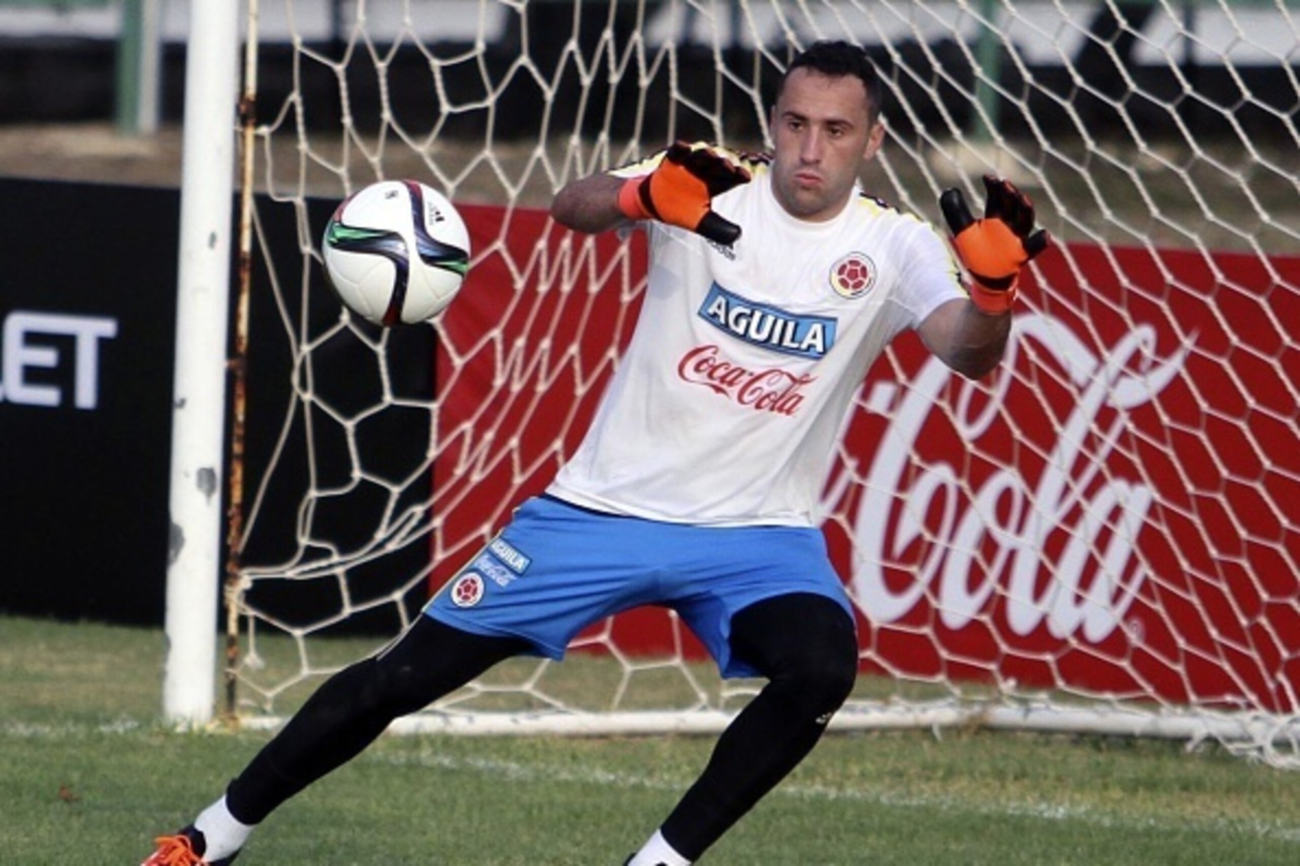 Colombian goalkeeper David Ospina stops a ball during a training session in Barranquilla on October 5, 2015. Colombia will face Peru on October 8 for a Russia 2018 FIFA World Cup qualifying match.   AFP PHOTO/JOSE TORRES        (Photo credit should read J
