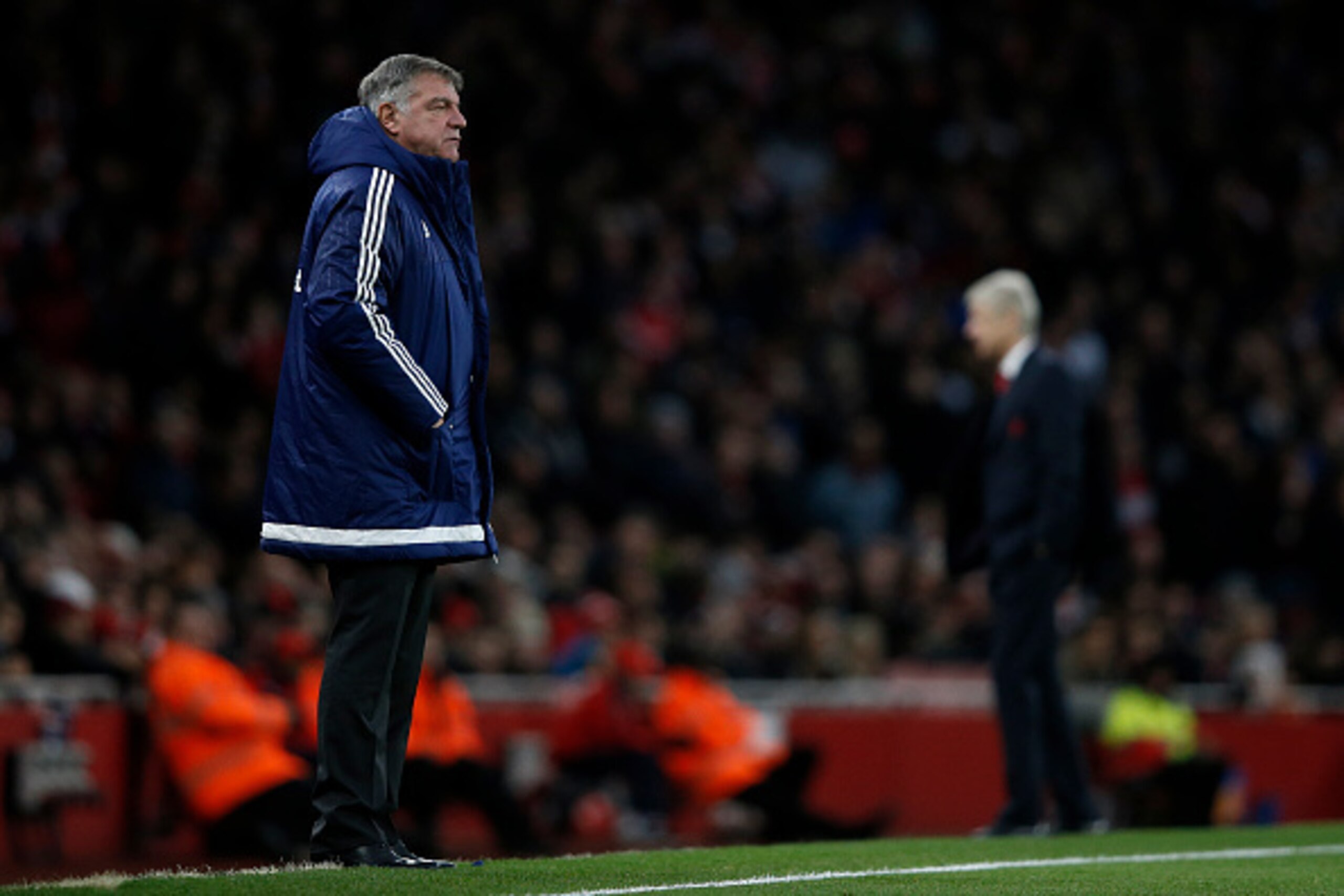 Arsenal's French manager Arsene Wenger (R) and Sunderland's English manager Sam Allardyce stand on the touchline during the English Premier League football match between Arsenal and Sunderland at the Emirates Stadium in London on December 5, 2015. AFP PHO