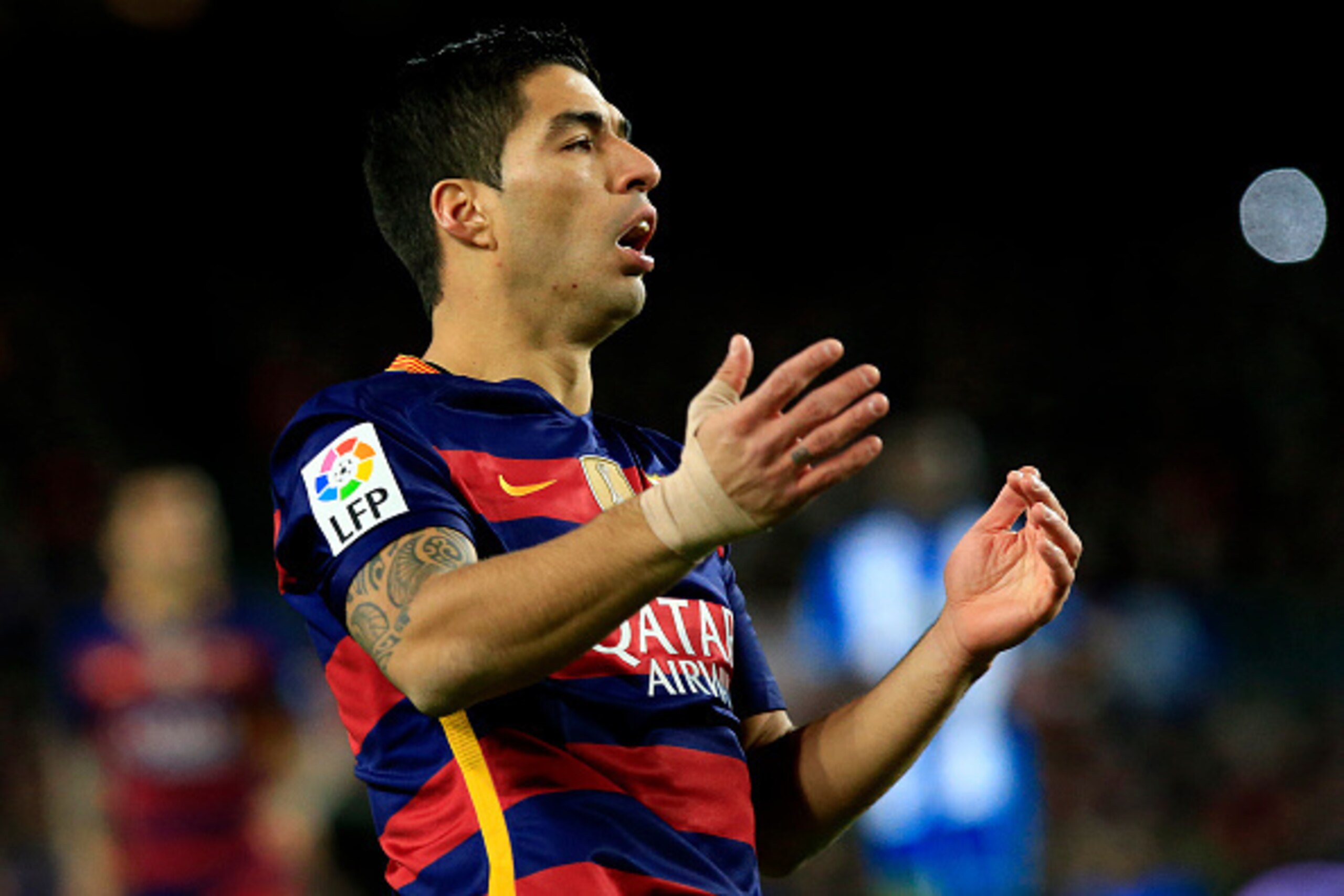 Barcelona's Uruguayan forward Luis Suarez reacts after missing a goal opportunity during the Spanish Copa del Rey (King's Cup) round of 16 first leg football match FC Barcelona vs RCD Espanyol at the Camp Nou stadium in Barcelona on January 6, 2016.   AFP