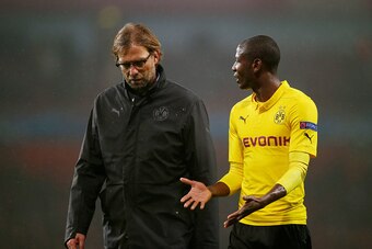 LONDON, ENGLAND - NOVEMBER 26:  Jurgen Klopp the Borussia Dortmund manager speaks with Adrian Ramos of Borussia Dortmund during the UEFA Champions League Group D match between Arsenal and Borussia Dortmund at the Emirates Stadium on November 26, 2014 in L