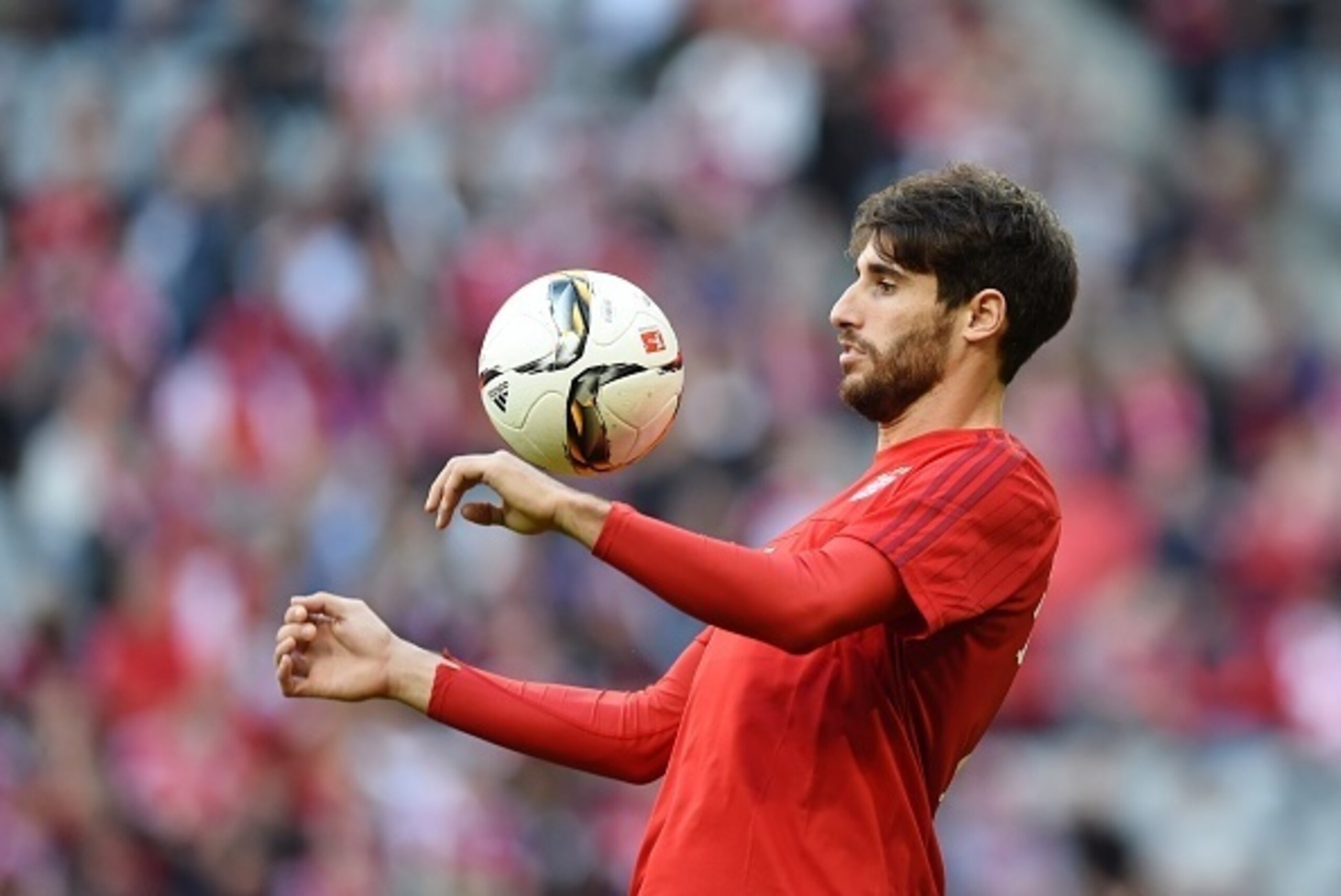 Bayern Munich's Spanish midfielder Javi Martinez warms up ahead of the German first division football Bundesliga match between FC Bayern Munich and VfB Stuttgart on November 7, 2015, 2015 in Munich, southern Germany. 
AFP PHOTO / CHRISTOF STACHE

RESTRICT