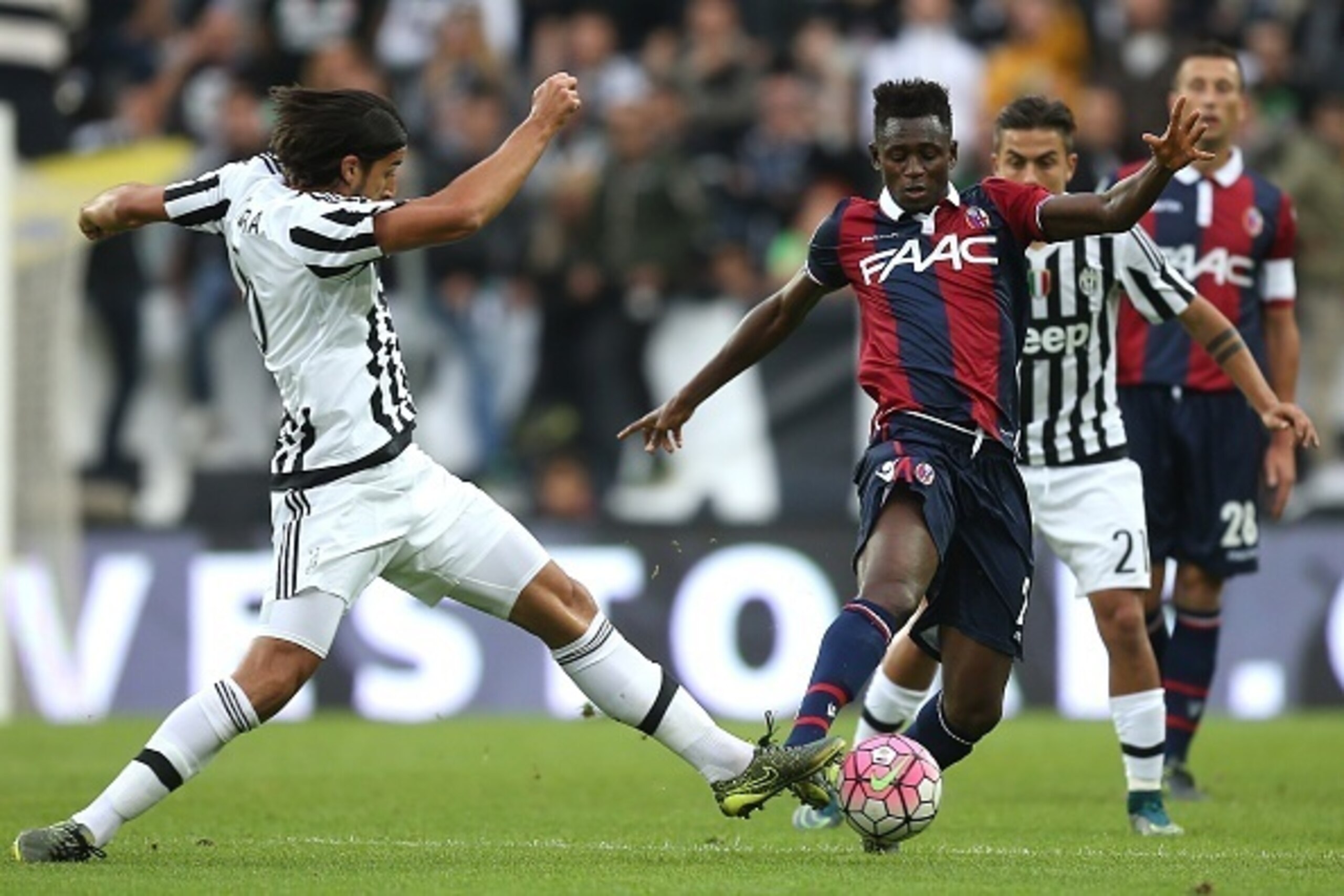 Juventus' midfielder Sami Khedira from Germany (L) fights for the ball with Bologna's midfielder Amadou Diawara from Guinea during the Italian Serie A football match Juventus Vs Bologna on October 4, 2015 at the 'Juventus Stadium' in Turin.  AFP PHOTO / M