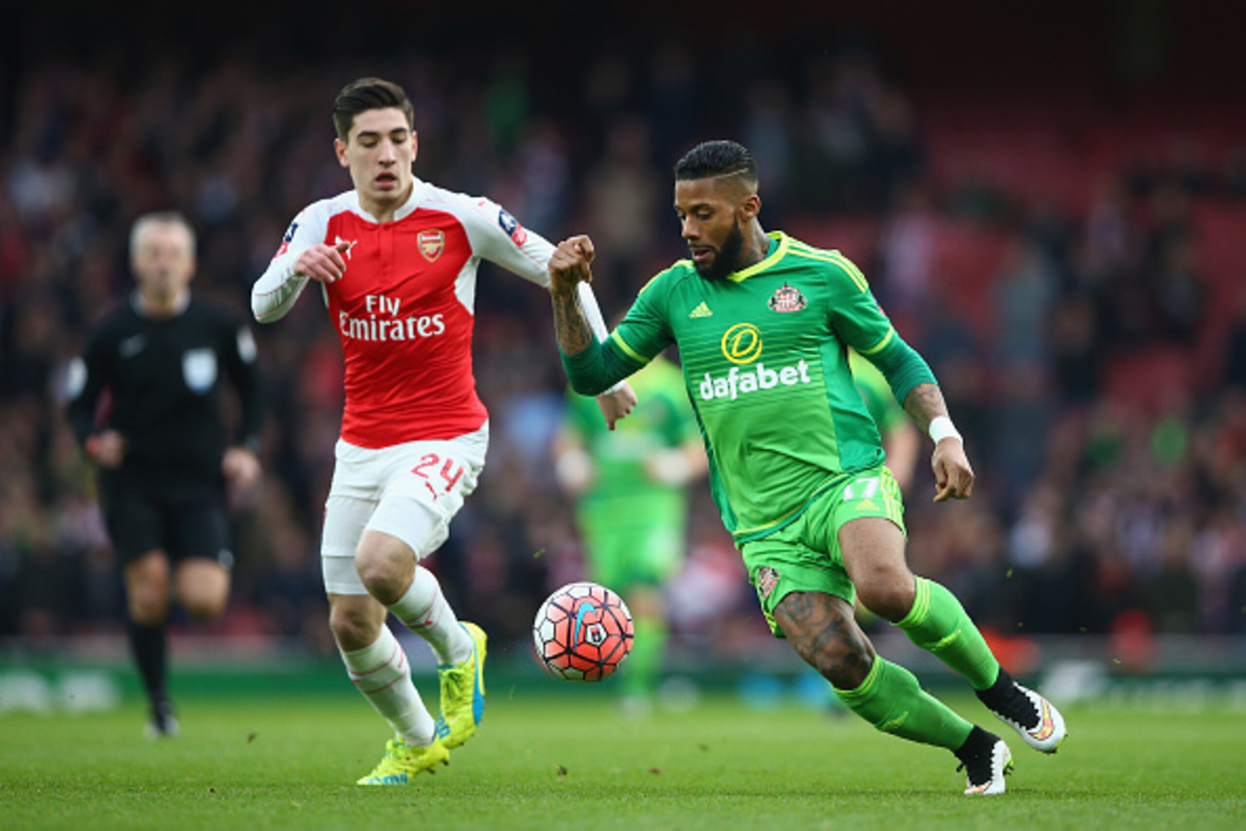 LONDON, ENGLAND - JANUARY 09:  Hector Bellerin of Arsenal and Jeremain Lens during the Emirates FA Cup Third Round match bewtween Arsenal and Sunderland at Emirates Stadium on January 9, 2016 in London, England.  (Photo by Paul Gilham/Getty Images)