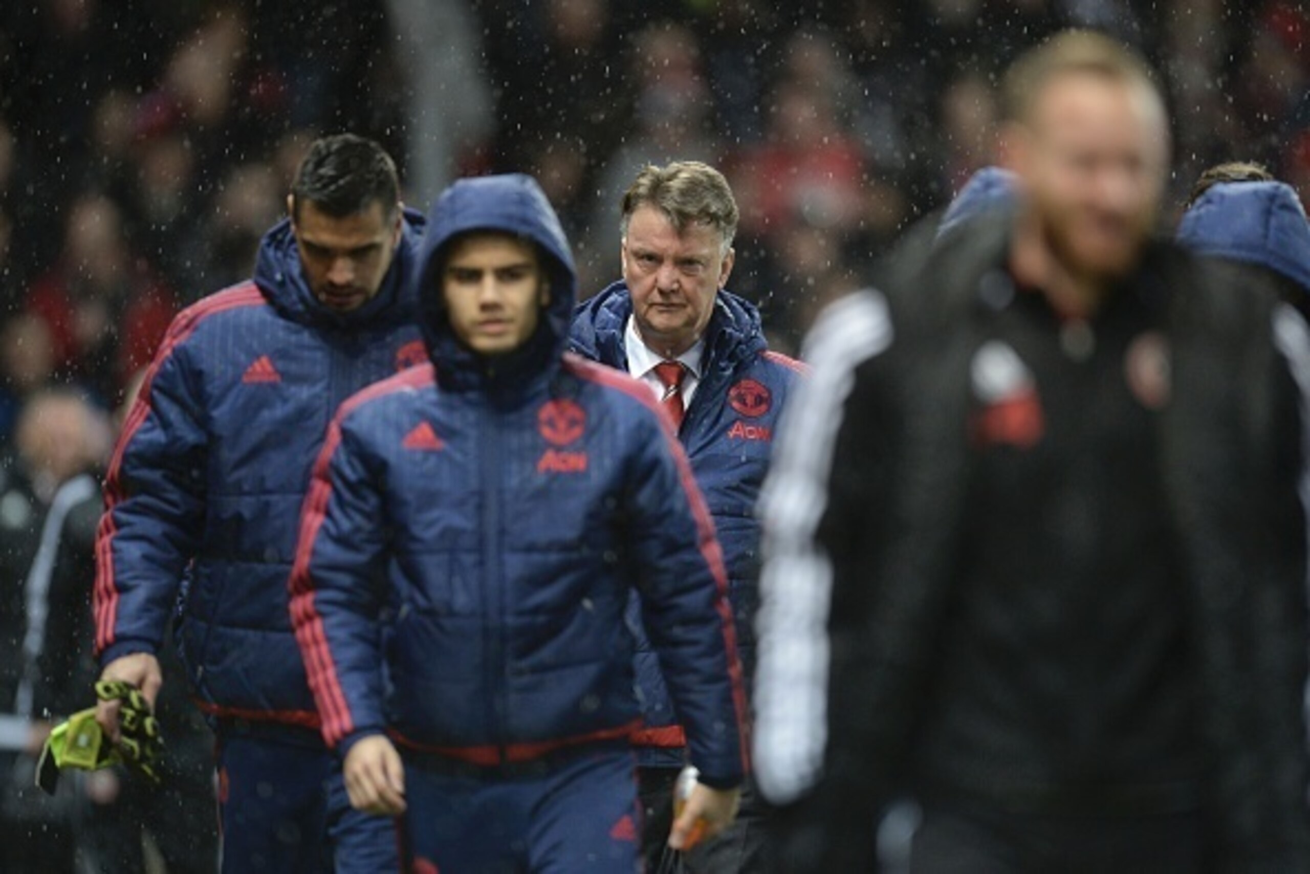 Manchester United's Dutch manager Louis van Gaal (C) arrives for the English FA Cup third-round football match between Manchester United and Sheffield United at Old Trafford in north west England on January 9, 2016.   AFP PHOTO / OLI SCARFF

RESTRICTED TO