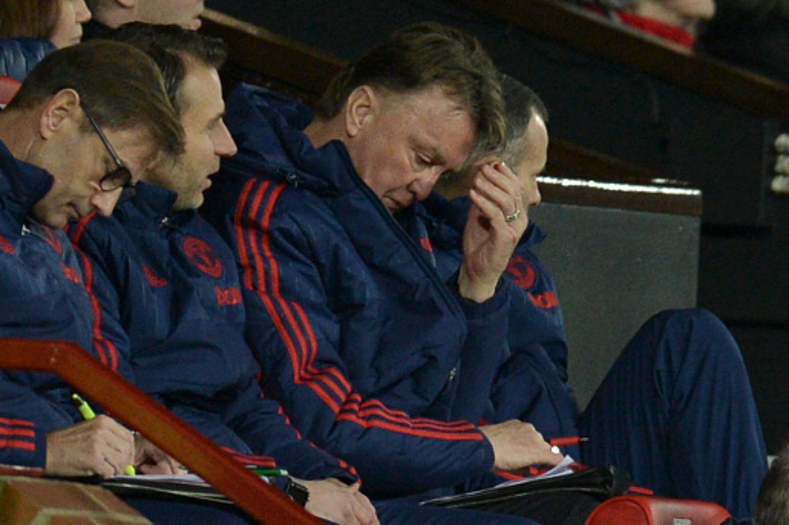 Manchester United's Dutch manager Louis van Gaal (C) sits in the dug-out during the English FA Cup third-round football match between Manchester United and Sheffield United at Old Trafford in north west England on January 9, 2016.   AFP PHOTO / OLI SCARFF