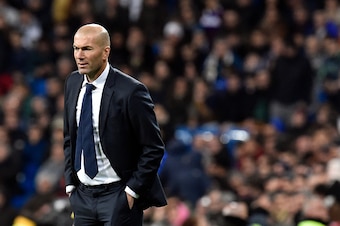 Real Madrid's French coach Zinedine Zidane looks at players during the Spanish league football match Real Madrid CF vs RC Deportivo La Coruna at the Santiago Bernabeu stadium in Madrid on January 9, 2016.  AFP PHOTO / GERARD JULIEN / AFP / GERARD JULIEN  