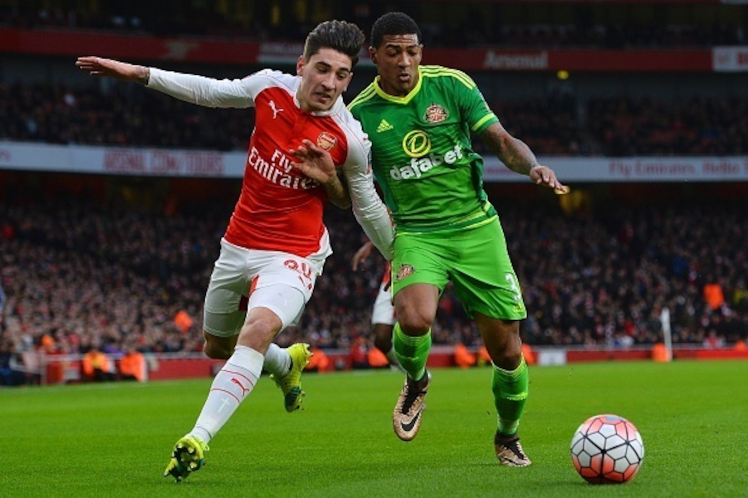 Arsenal's Spanish defender Hector Bellerin (L) vies with Sunderland's Dutch defender Patrick Van Aanholt (R) during the English FA Cup third-round football match between Arsenal and Sunderland at the Emirates Stadium in London on January 9, 2016.   AFP PH