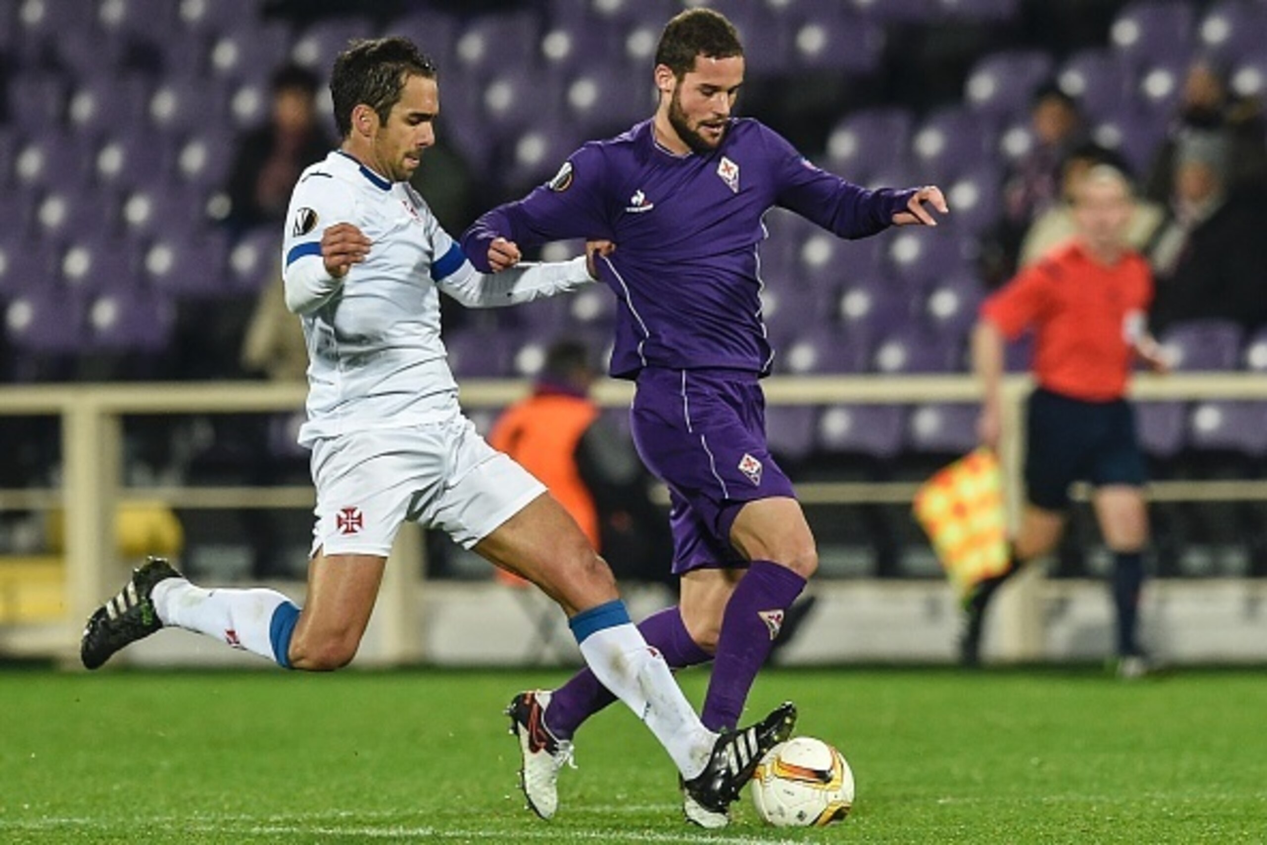 Fiorentina's Spanish midfielder Mario Suarez (R) vies for the ball with Belenenses' Portuguese midfielder Ricardo Dias during the UEFA Europa League Group I football match between ACF Fiorentina and Os Belenenses on December 10, 2015, at the Artemio Franc Fiorentina's Spanish midfielder Mario Suarez (R) vies for the ball with Belenenses' Portuguese midfielder Ricardo Dias during the UEFA Europa League Group I football match between ACF Fiorentina and Os Belenenses on December 10, 2015, at the Artemio Franc