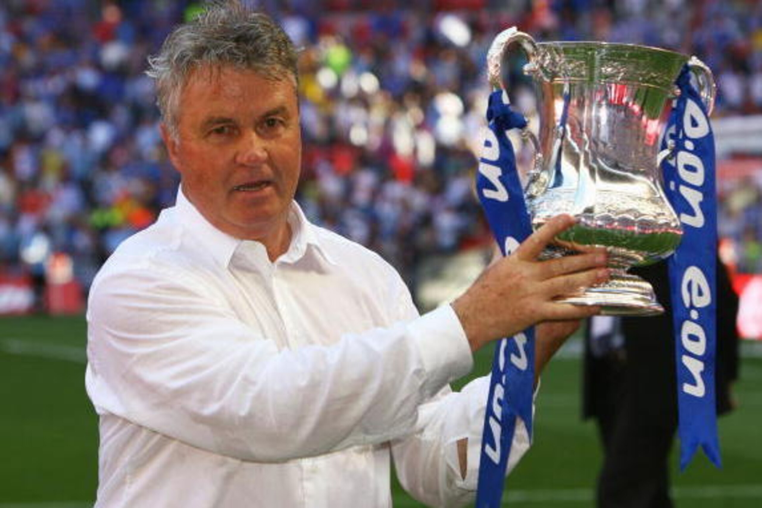 LONDON, ENGLAND - MAY 30:  Chelsea Manager Guus Hiddink lifts the trophy after the FA Cup sponsored by E.ON Final match between Chelsea and Everton at Wembley Stadium on May 30, 2009 in London, England.  (Photo by Alex Livesey/Getty Images)