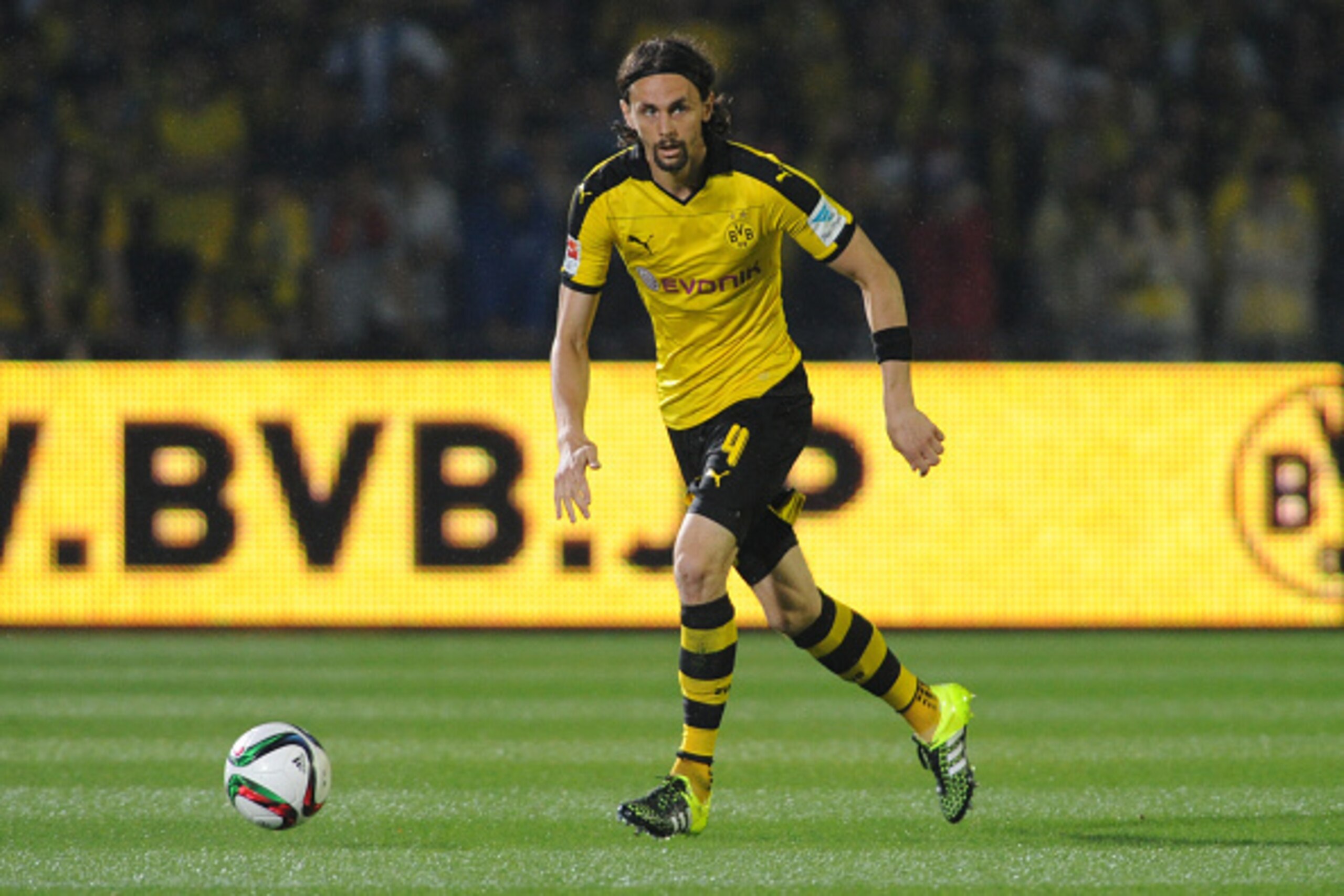 KAWASAKI, JAPAN - JULY 07:  Neven Subotic #4 of Borussia Dortmund in action during the preseason friendly match between Kawasaki Frontale and Borussia Dortmund at Todoroki Stadium on July 7, 2015 in Kawasaki, Kanagawa, Japan.  (Photo by Masashi Hara/Getty