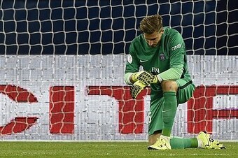 Paris Saint-Germain's German goalkeeper Kevin Trapp reacts after conceding a goal during the French L1 football match between Paris Saint-Germain (PSG) and Bordeaux at the Parc des Princes stadium in Paris on September 11, 2015. AFP PHOTO / FRANCK FIFE
