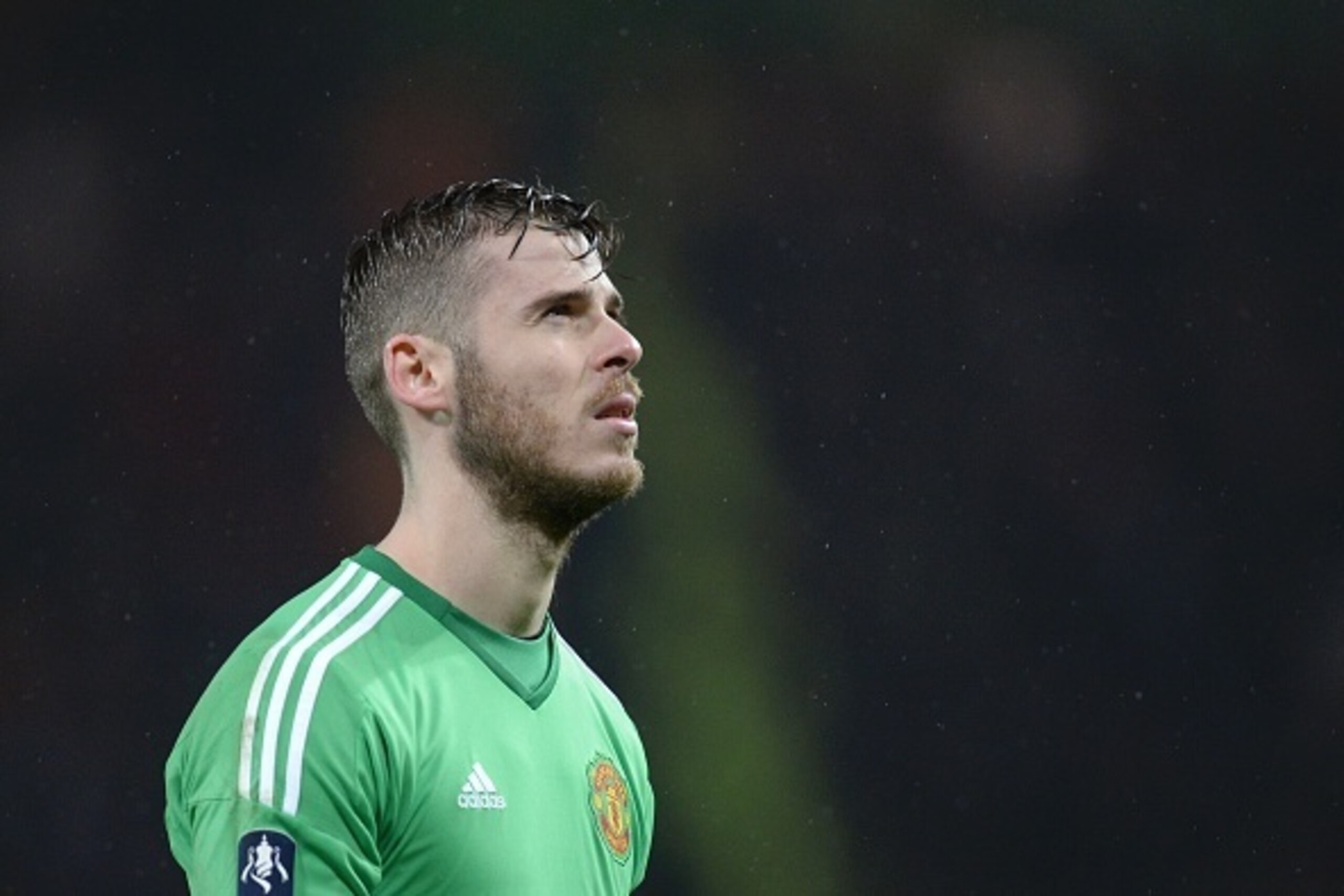 Manchester United's Spanish goalkeeper David de Gea leaves the pitch at half-time during the English FA Cup third-round football match between Manchester United and Sheffield United at Old Trafford in north west England on January 9, 2016.   AFP PHOTO / O