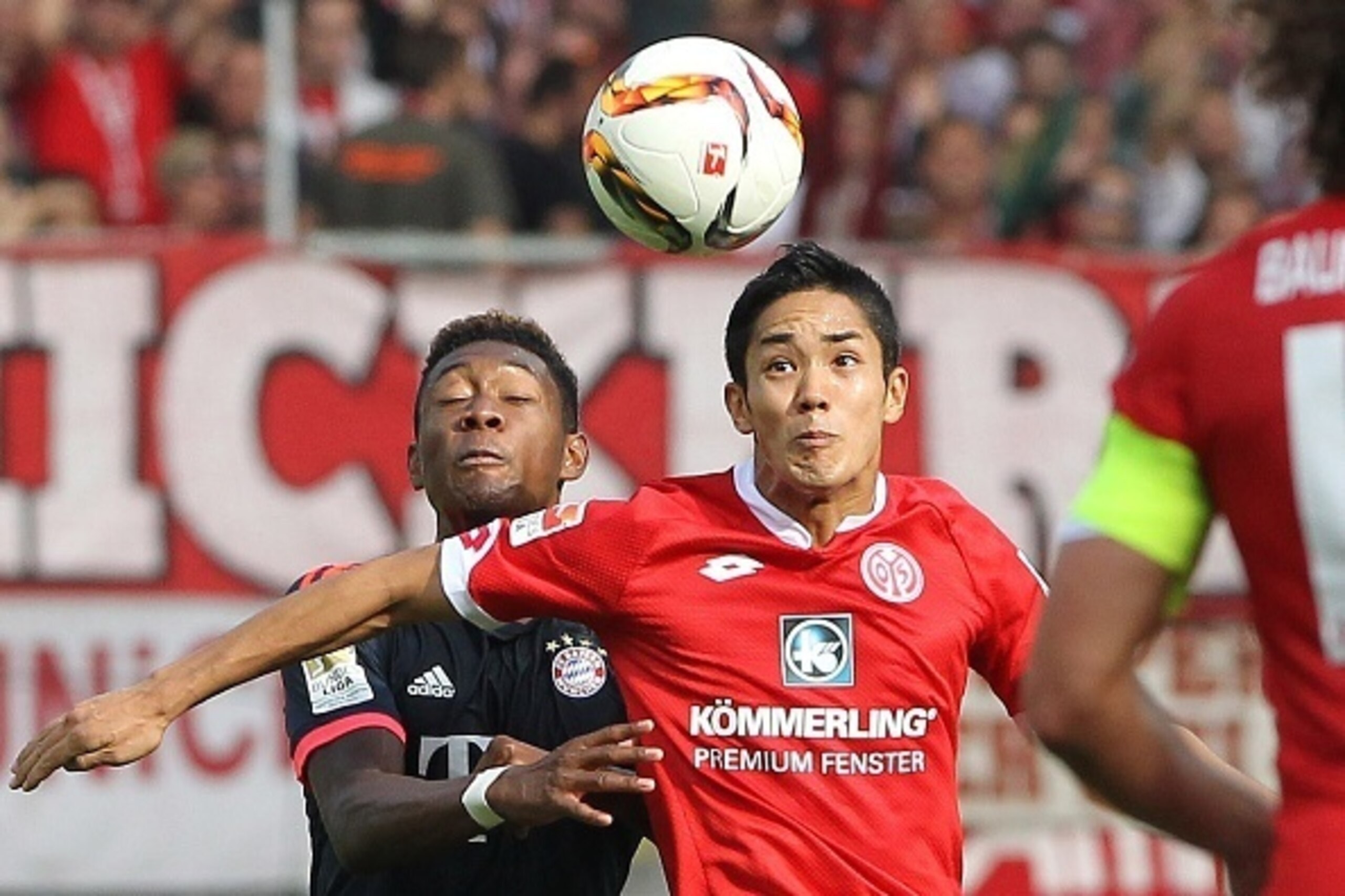 Mainz' Japanese striker Yoshinori Muto and Bayern Munich's Austrian midfielder David Alaba (L) vie for the ball during the German first division Bundesliga football match 1 FSV Mainz 05 vs FC Bayern Muenchen in Mainz, southern Germany, on September 26, 20