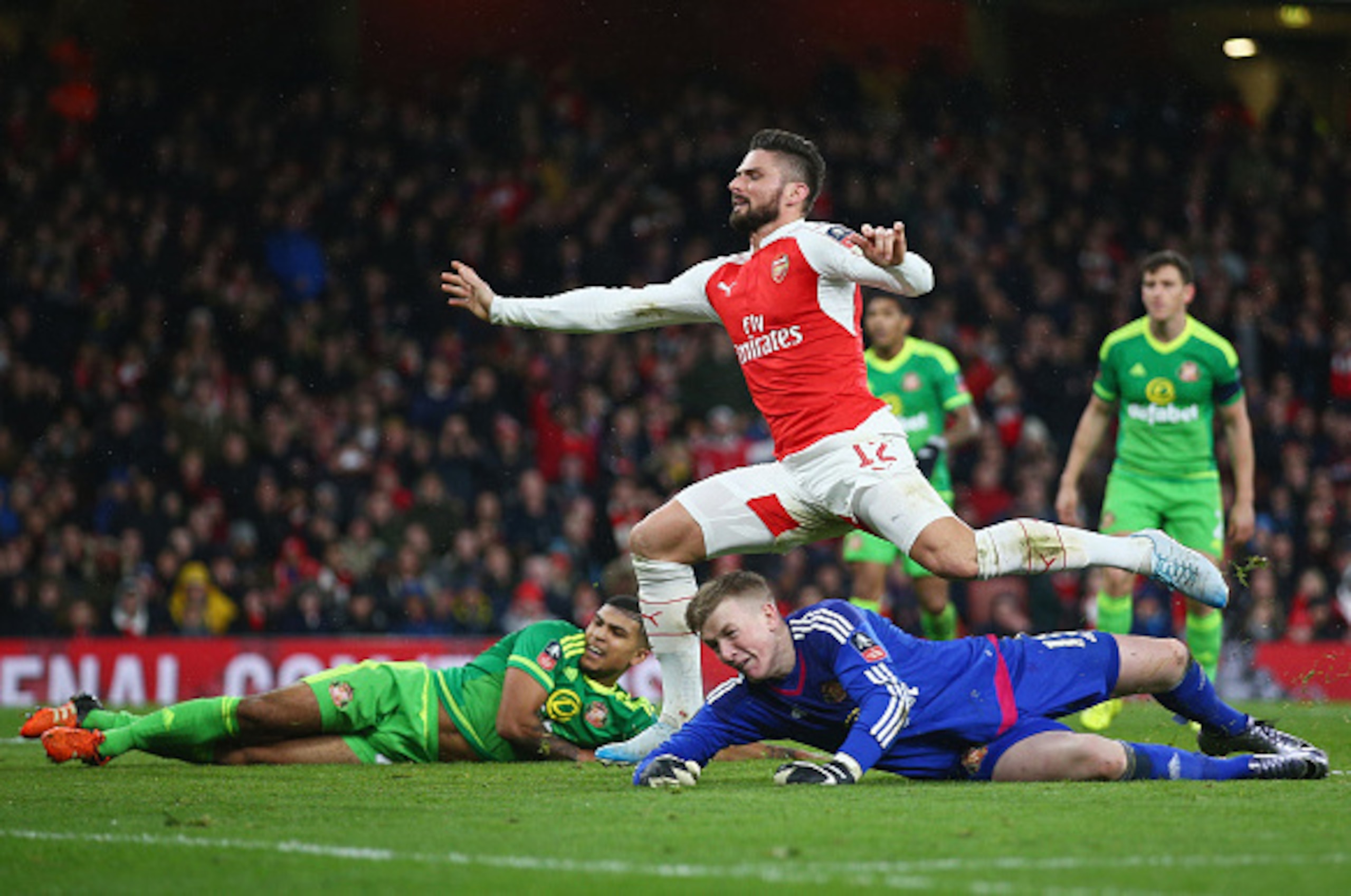 LONDON, ENGLAND - JANUARY 09: Olivier Giroud of Arsenal scores his team's third goal during the Emirates FA Cup Third Round match between Arsenal and Sunderland at Emirates Stadium on January 9, 2016 in London, England.  (Photo by Paul Gilham/Getty Images