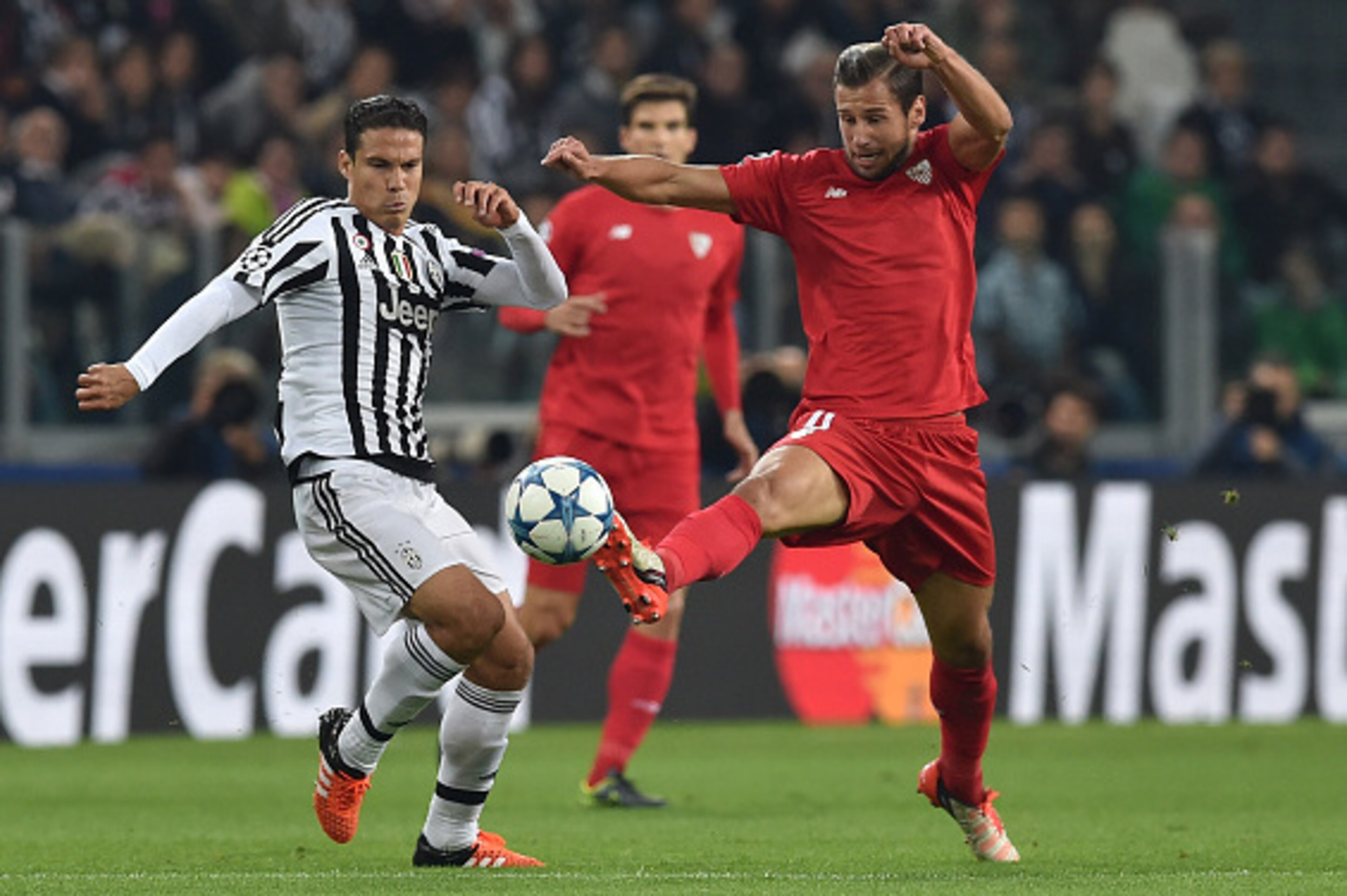 TURIN, ITALY - SEPTEMBER 30:  Anderson Hernanes (L) of Juventus competes with Grzegorz Krychowiak of Sevilla during the UEFA Champions League group E match between Juventus and Sevilla FC on September 30, 2015 in Turin, Italy.  (Photo by Valerio Pennicino