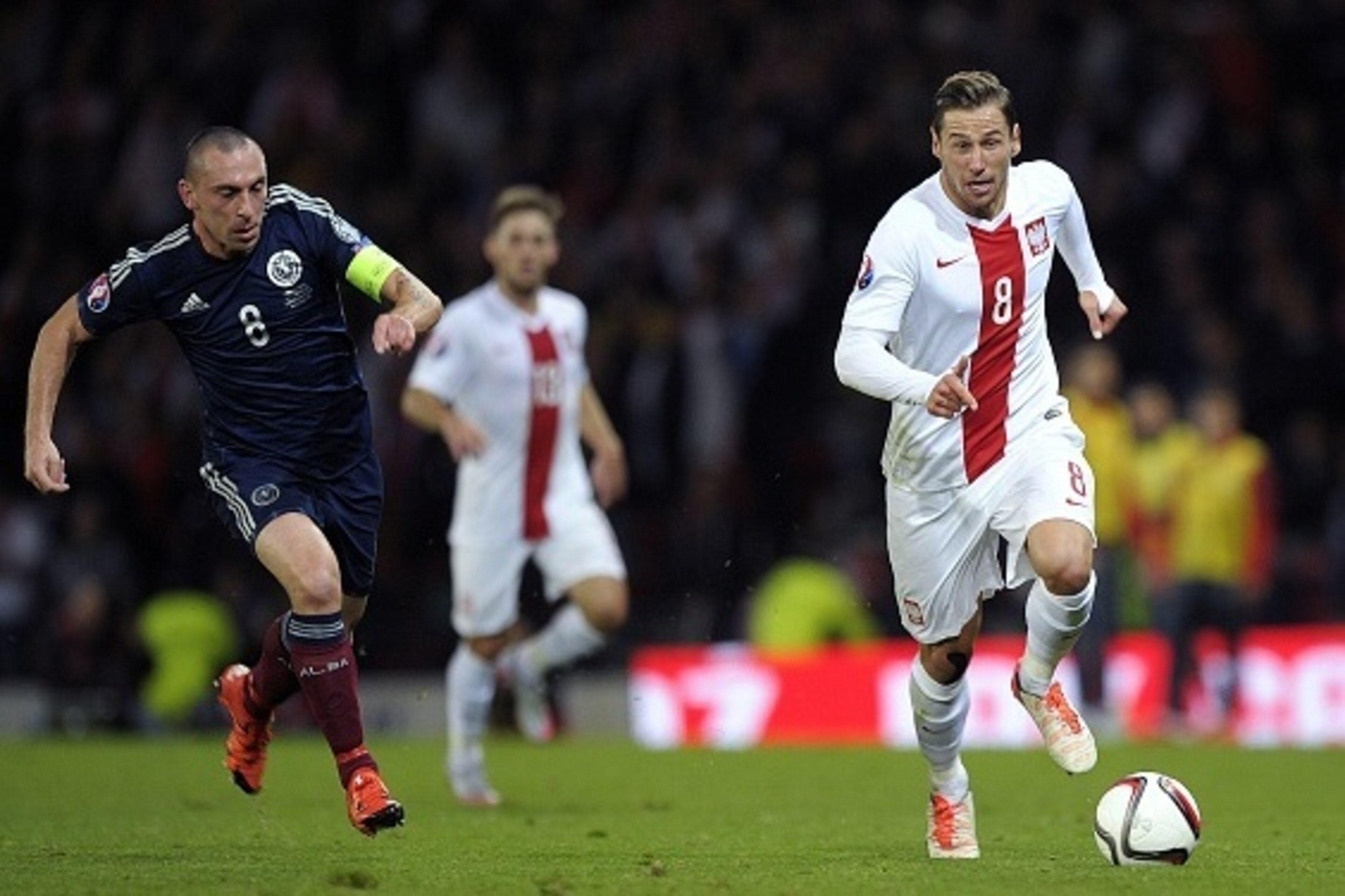 Poland's Grzegorz Krychowiak (R) vies for the ball with Scotland's Scott Brown during the UEFA Euro 2016 qualifying Group D football match between Scotland and Poland at Hampden Park in Glasgow, Scotland, on October 8, 2015.   AFP PHOTO / ANDY BUCHANAN   