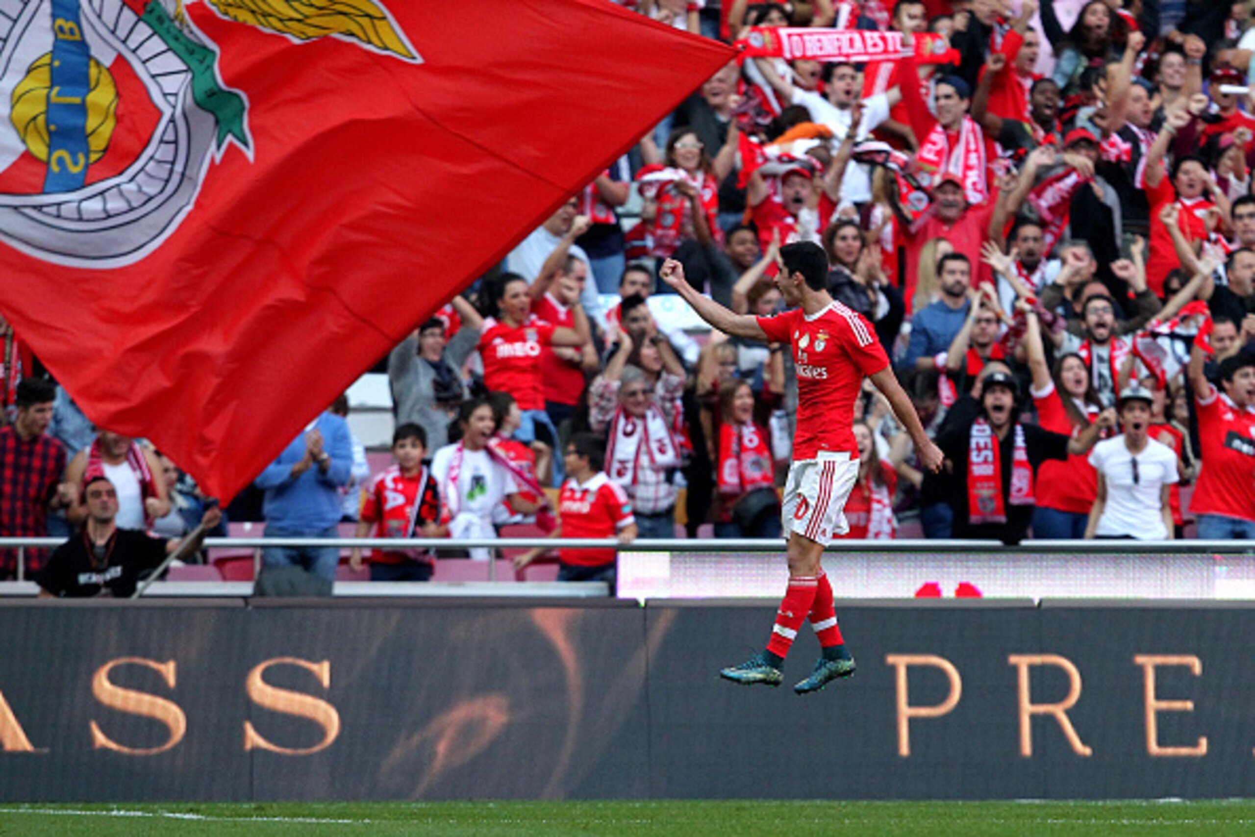 LISBON, PORTUGAL - NOVEMBER 8: Benfica's forward Goncalo Guedes celebrates scoring Benfica's first goal during the match between SL Benfica and Boavista FC at Estadio da Luz on November 8, 2015 in Lisbon, Portugal.  (Photo by Carlos Rodrigues/Getty Images