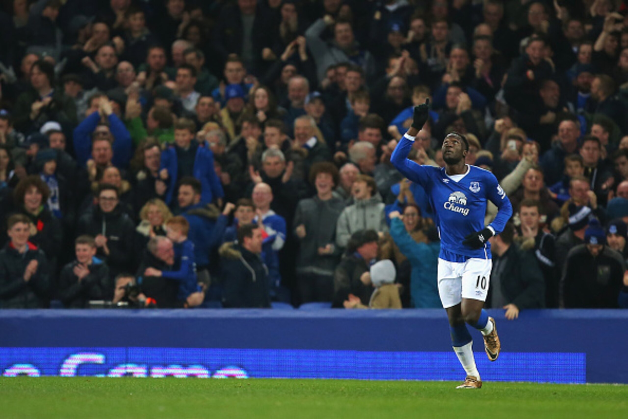 LIVERPOOL, ENGLAND - DECEMBER 28:  Romelu Lukaku of Everton celebrates scoring his team's second goal  during the Barclays Premier League match between Everton and Stoke City at Goodison Park on December 28, 2015 in Liverpool, England.  (Photo by Dave Tho