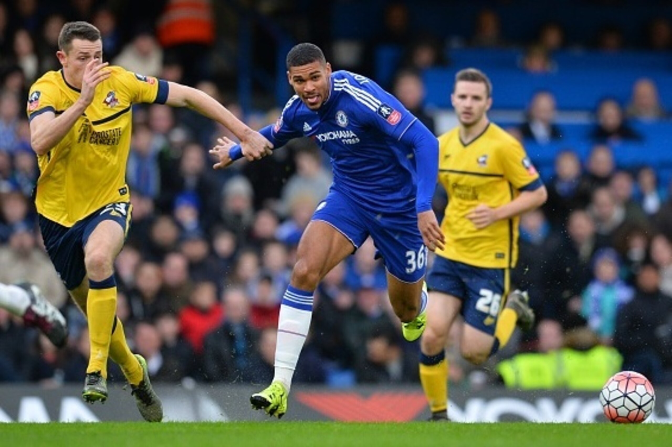Scunthorpe's Murray Wallace (L) vies with Chelsea's English midfielder Ruben Loftus-Cheek during the FA Cup third-round football match between Chelsea and Scunthorpe United at Stamford Bridge in London on January 10, 2016.    AFP PHOTO / GLYN KIRK

RESTRI